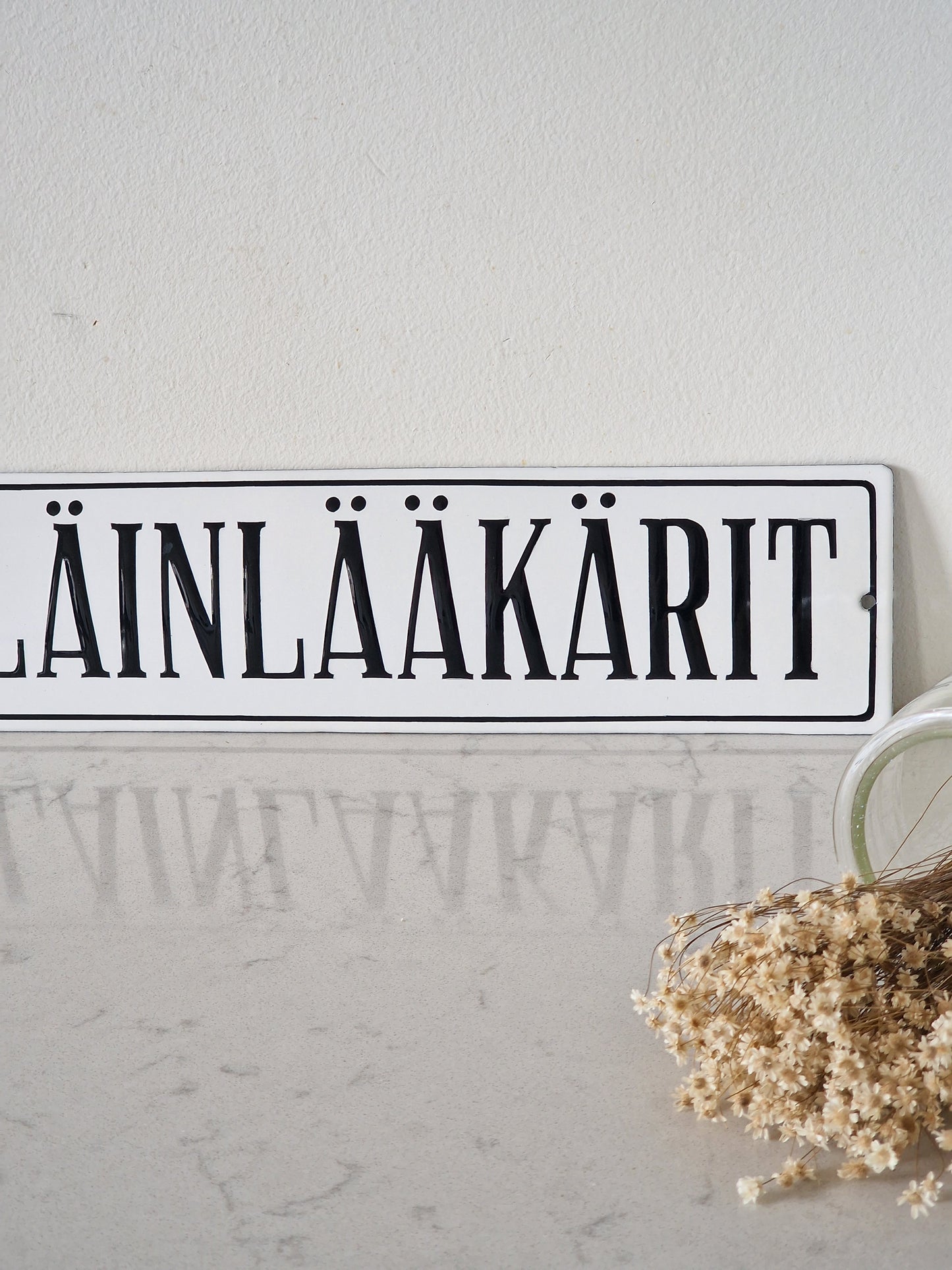 Vanha vintage emalikyltti / emalikilpi eläinlääkäri