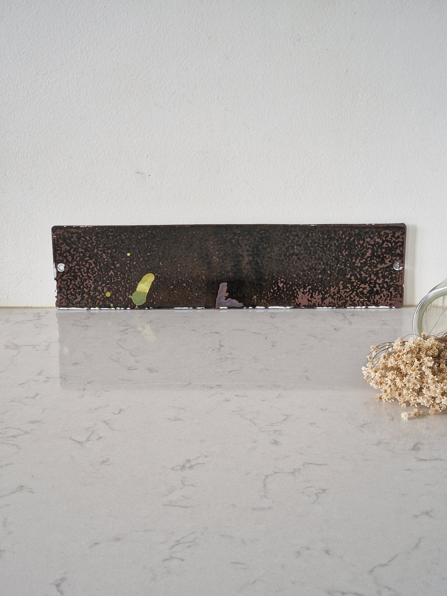 Vanha emalinen kyltti Eläinlääkärit