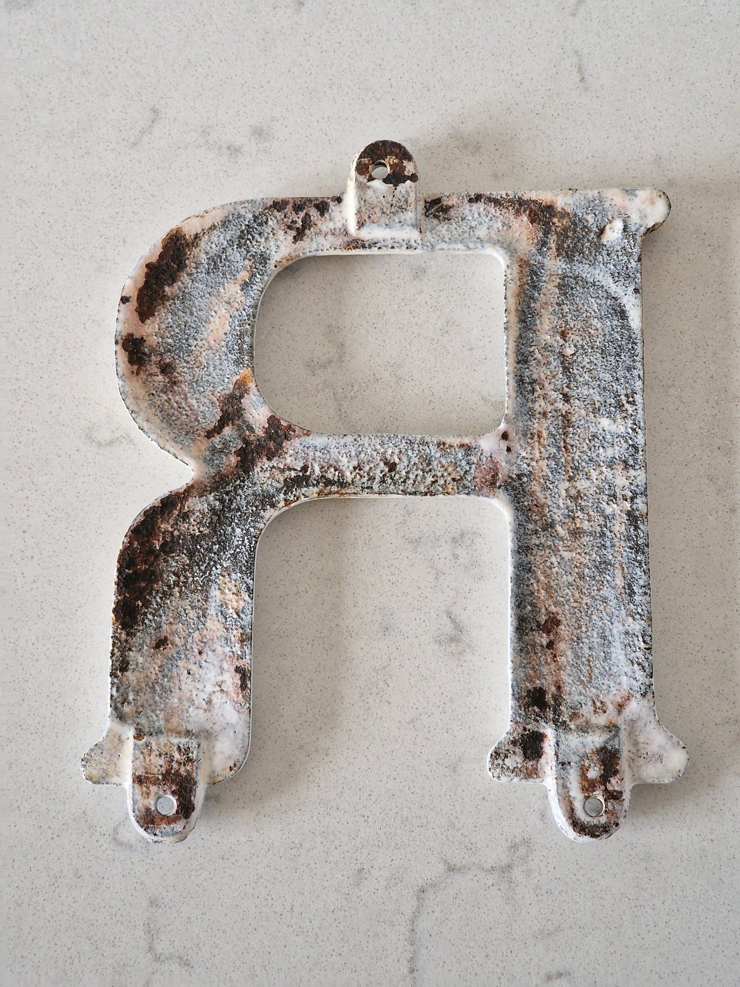 VR:n valurautainen R-kirjain