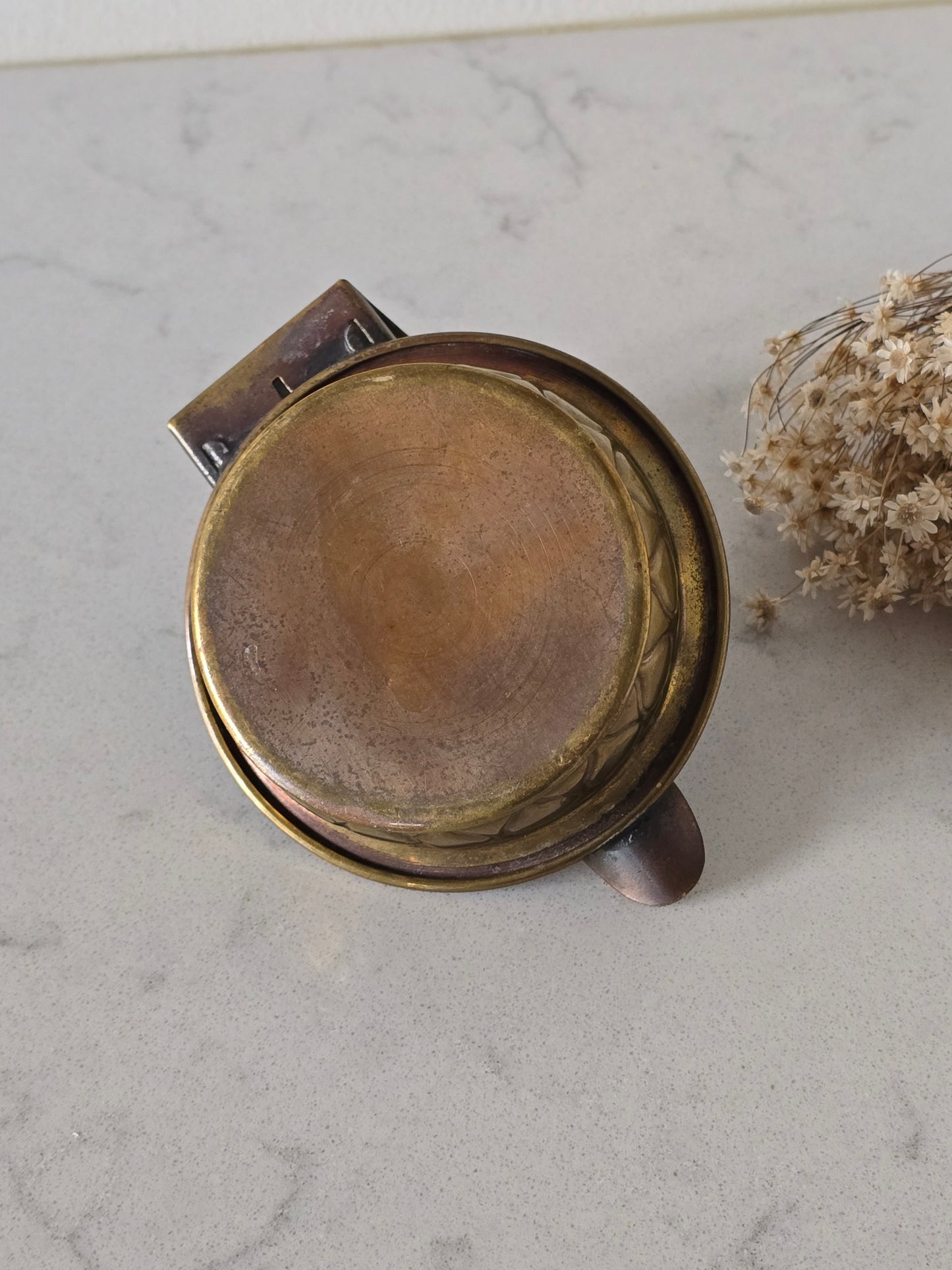 Tuhkakuppi tulitikkuaskitelineellä