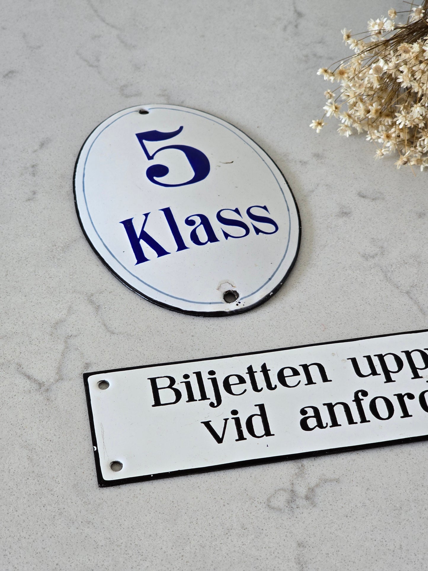 Vanha junanvaunun emalikyltti, liiketilan tai kodin vintagesisustus