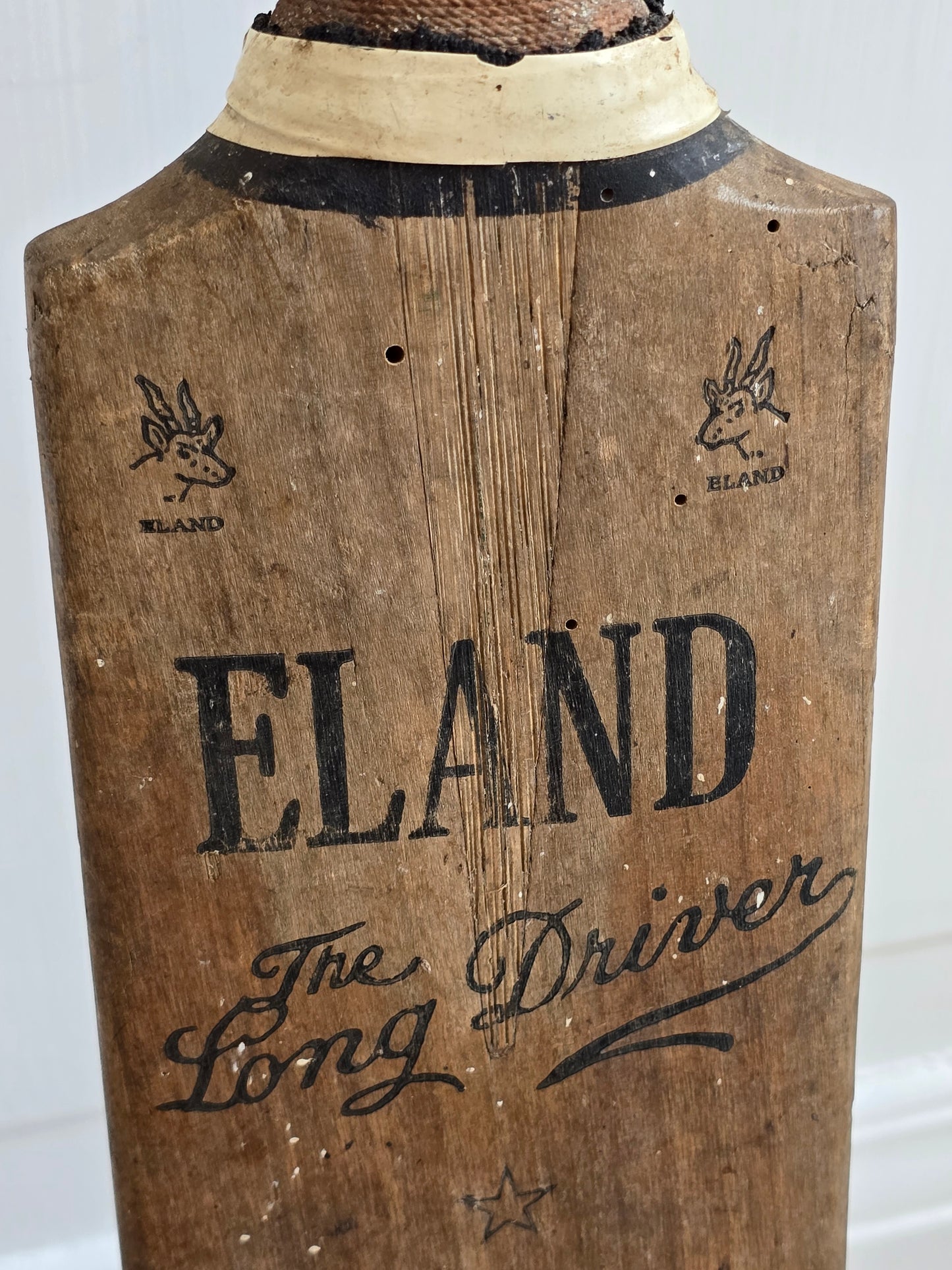 Vanha vintage krikettimaila Eland, toimitilan ja kodin urheiluaiheinen vintagesisustus