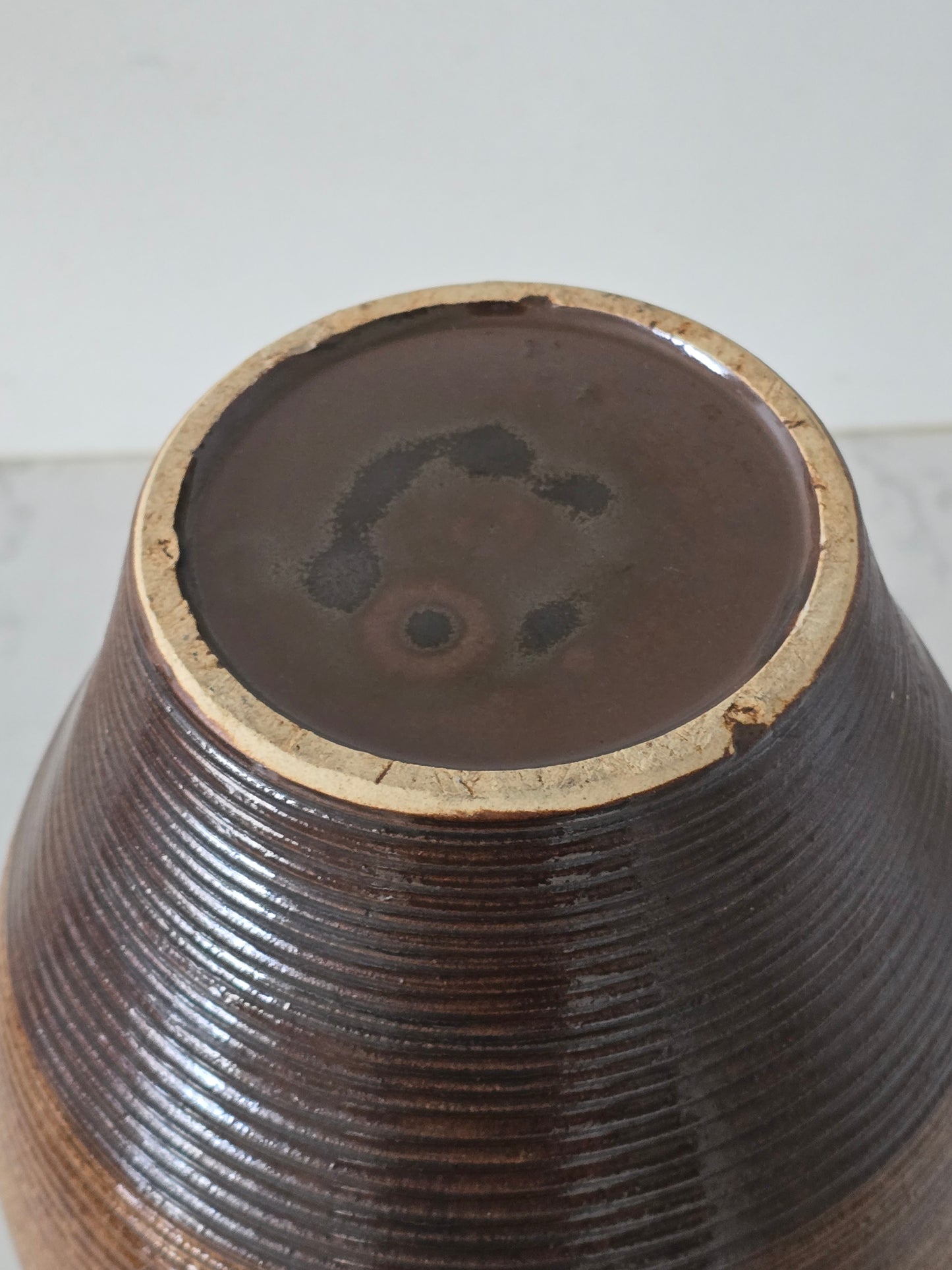 Iso keraaminen maljakko