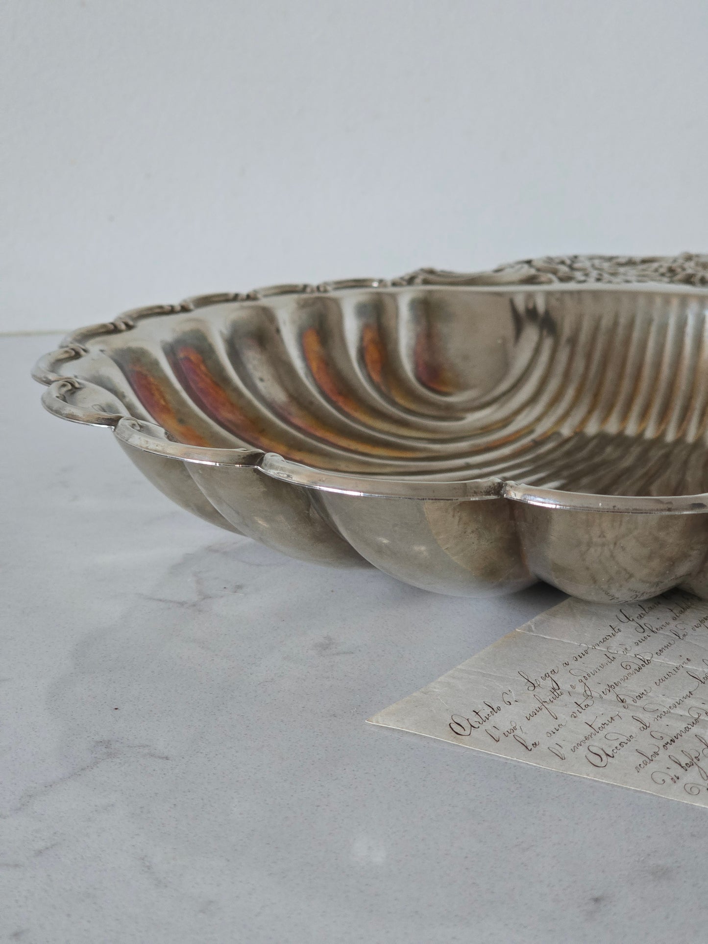 Viehättävällä tavalla patinoitunut vintage simpukka-astia