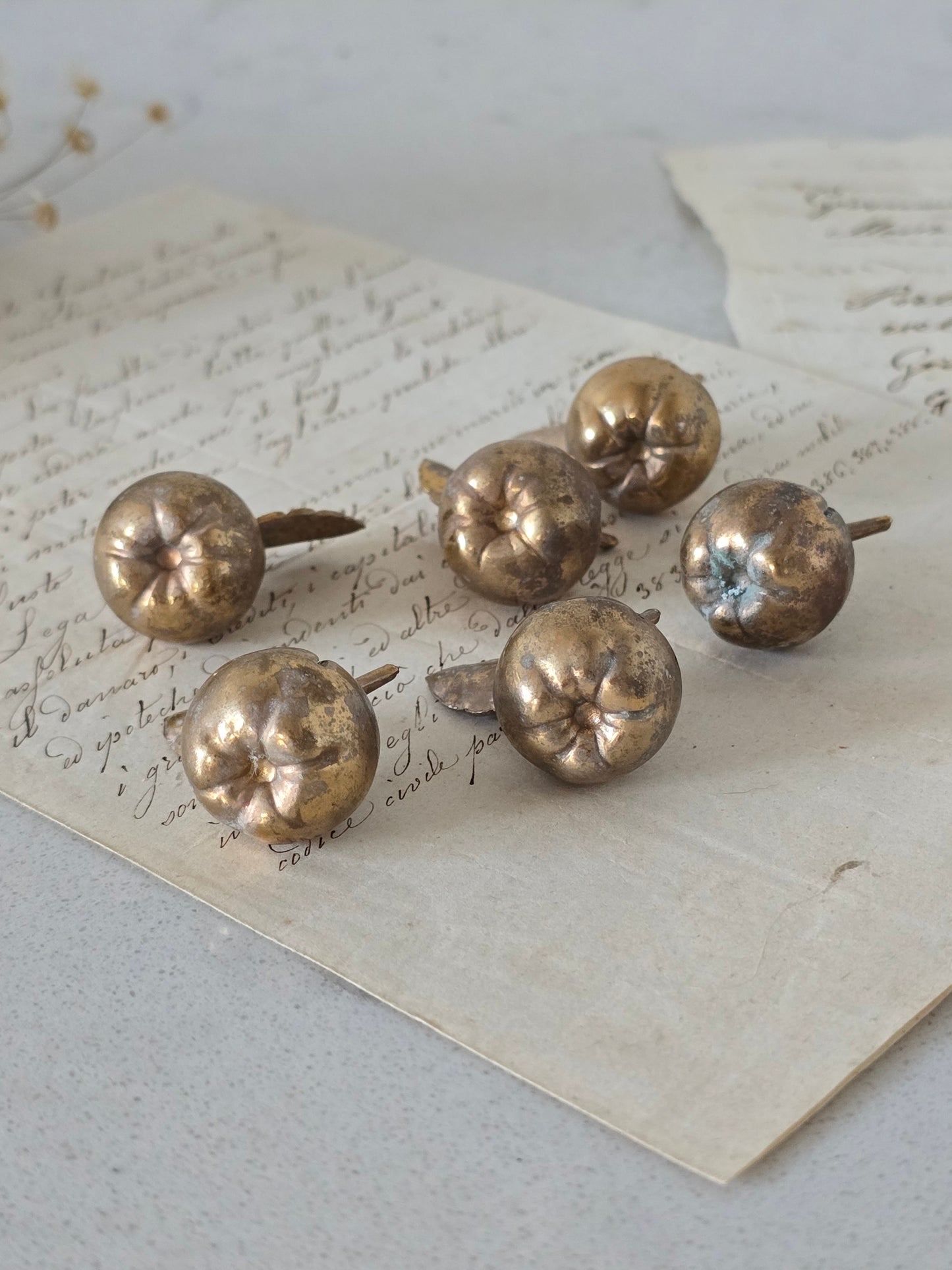 Messinginväriset omena-korttipidikkeet 6 kpl