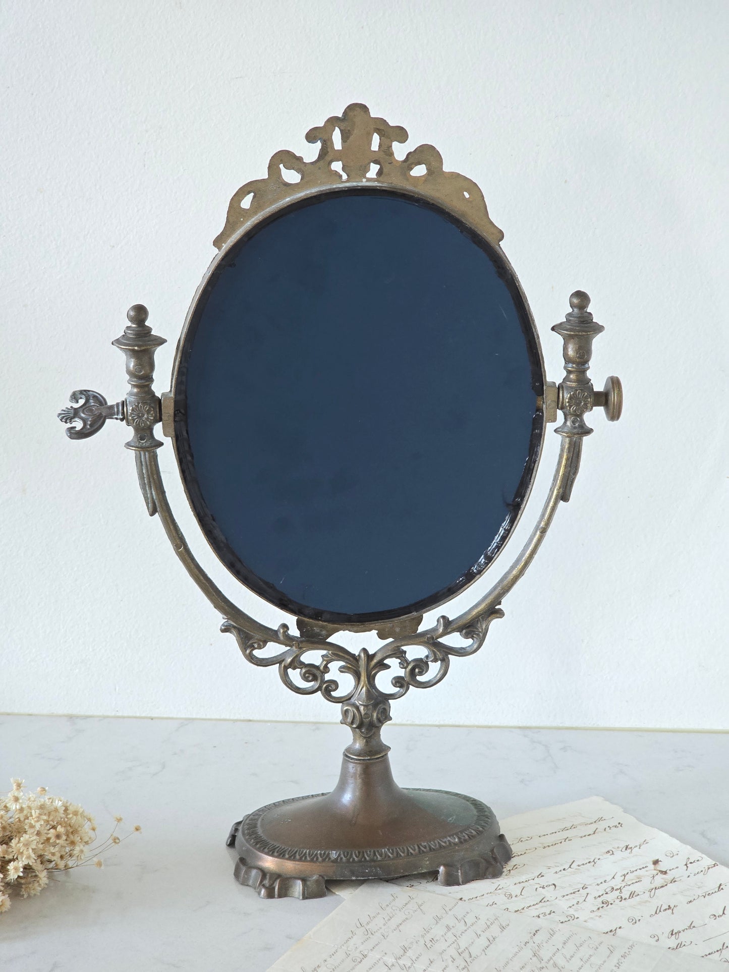 Antiikkinen jalallinen peili