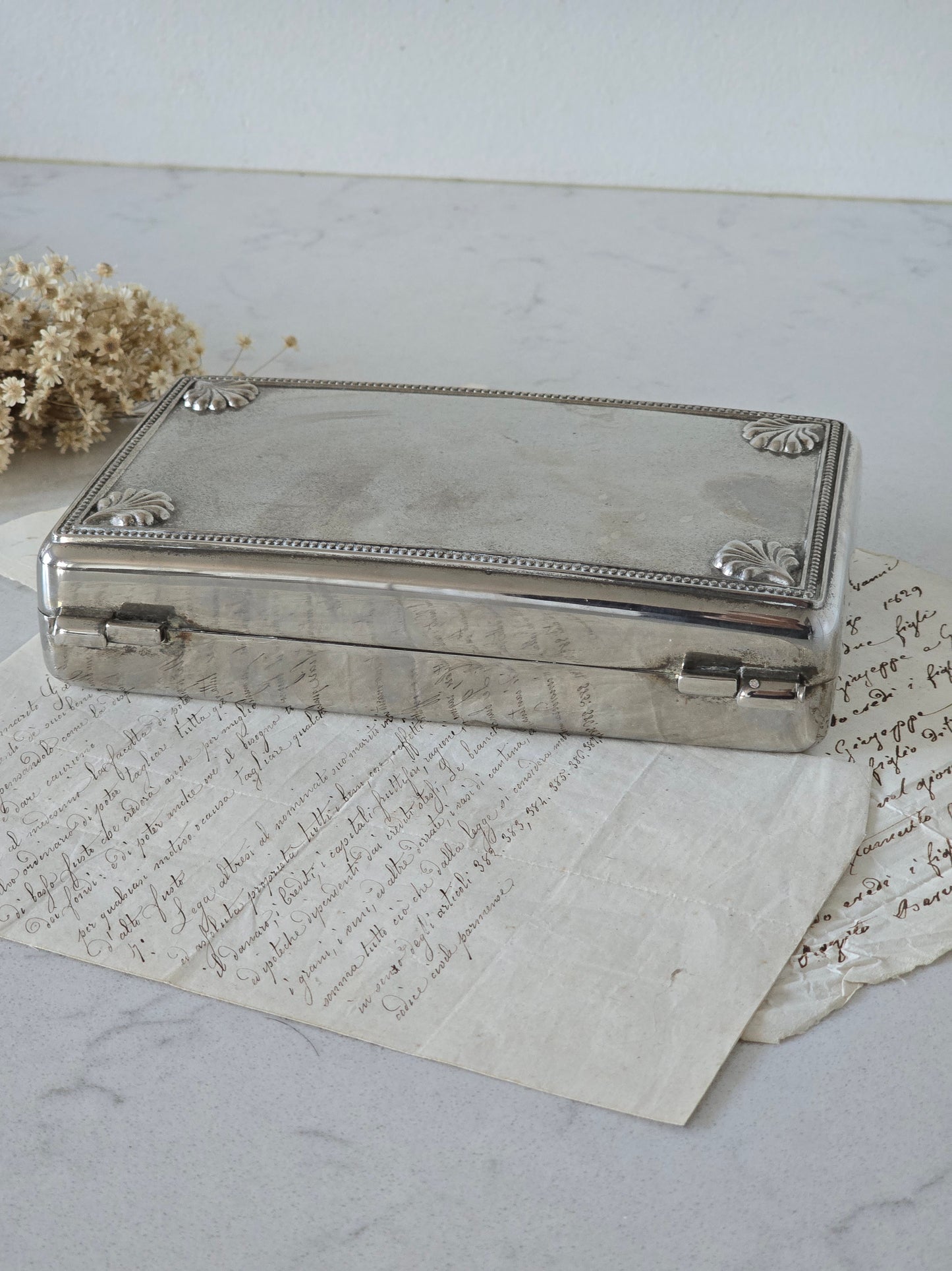 vintage metallirasia simpukkakoristeilla