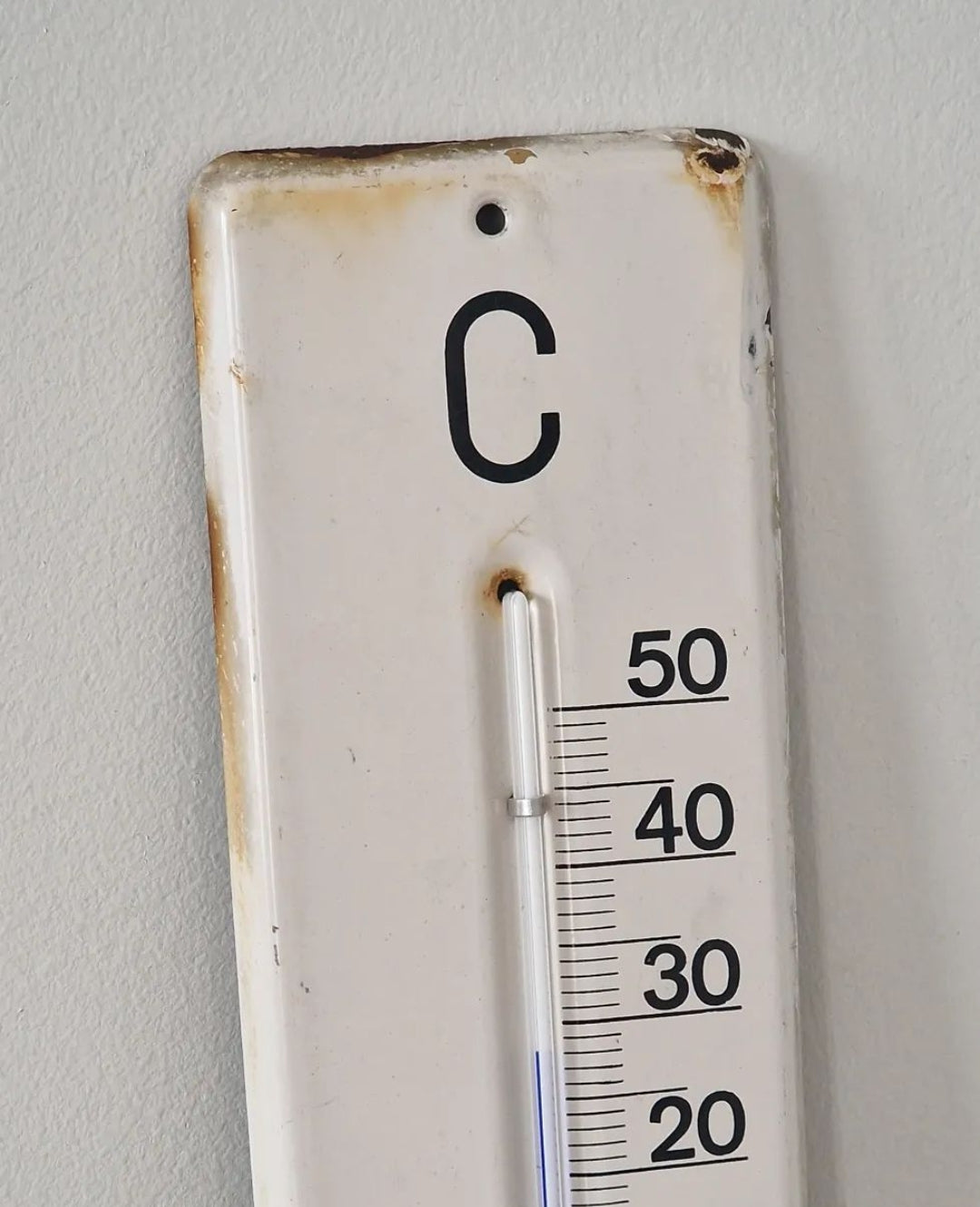 Vanha emalinen lämpömittari