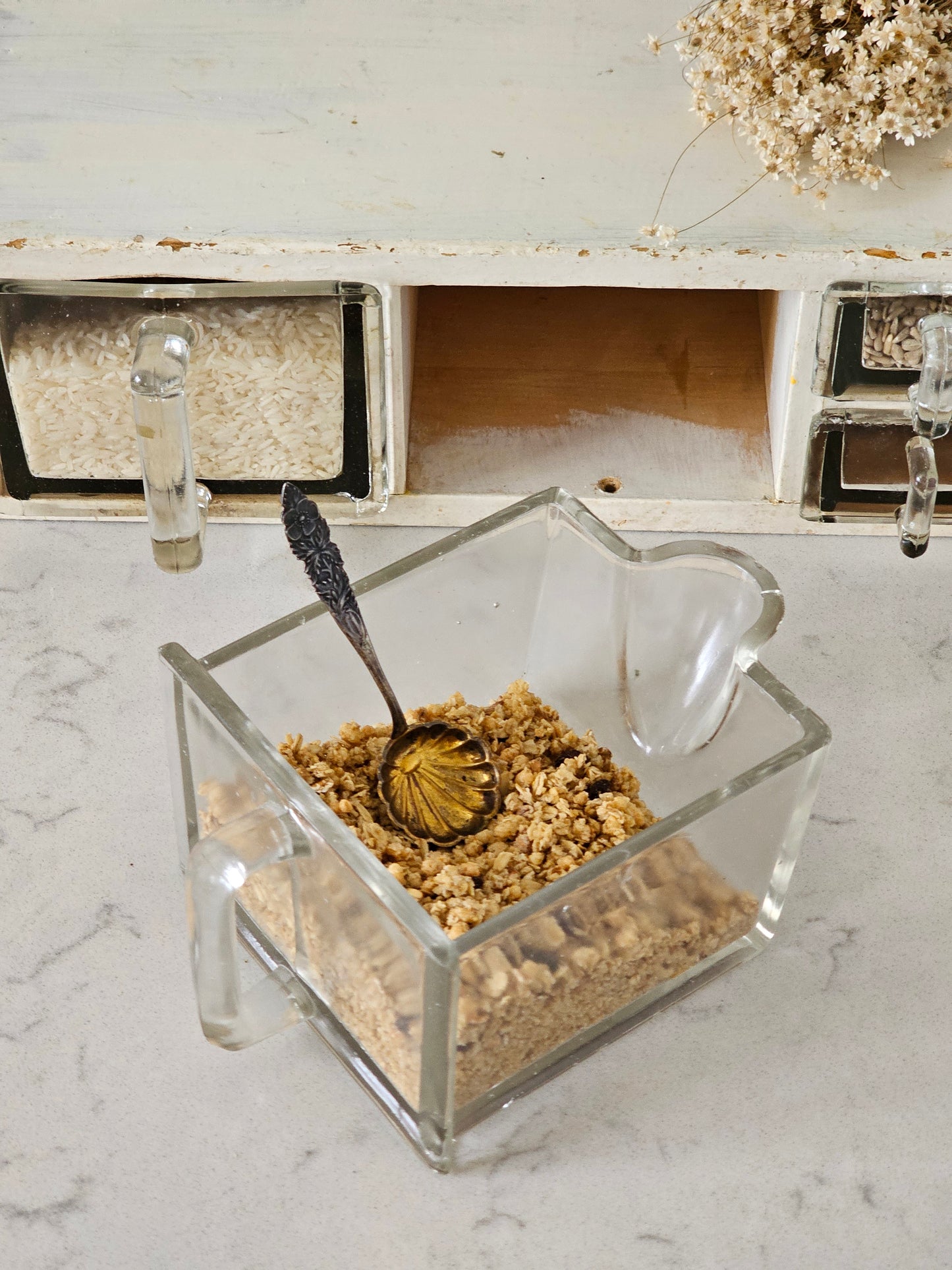 Keittiön lasilaatikosto, 1950-luku