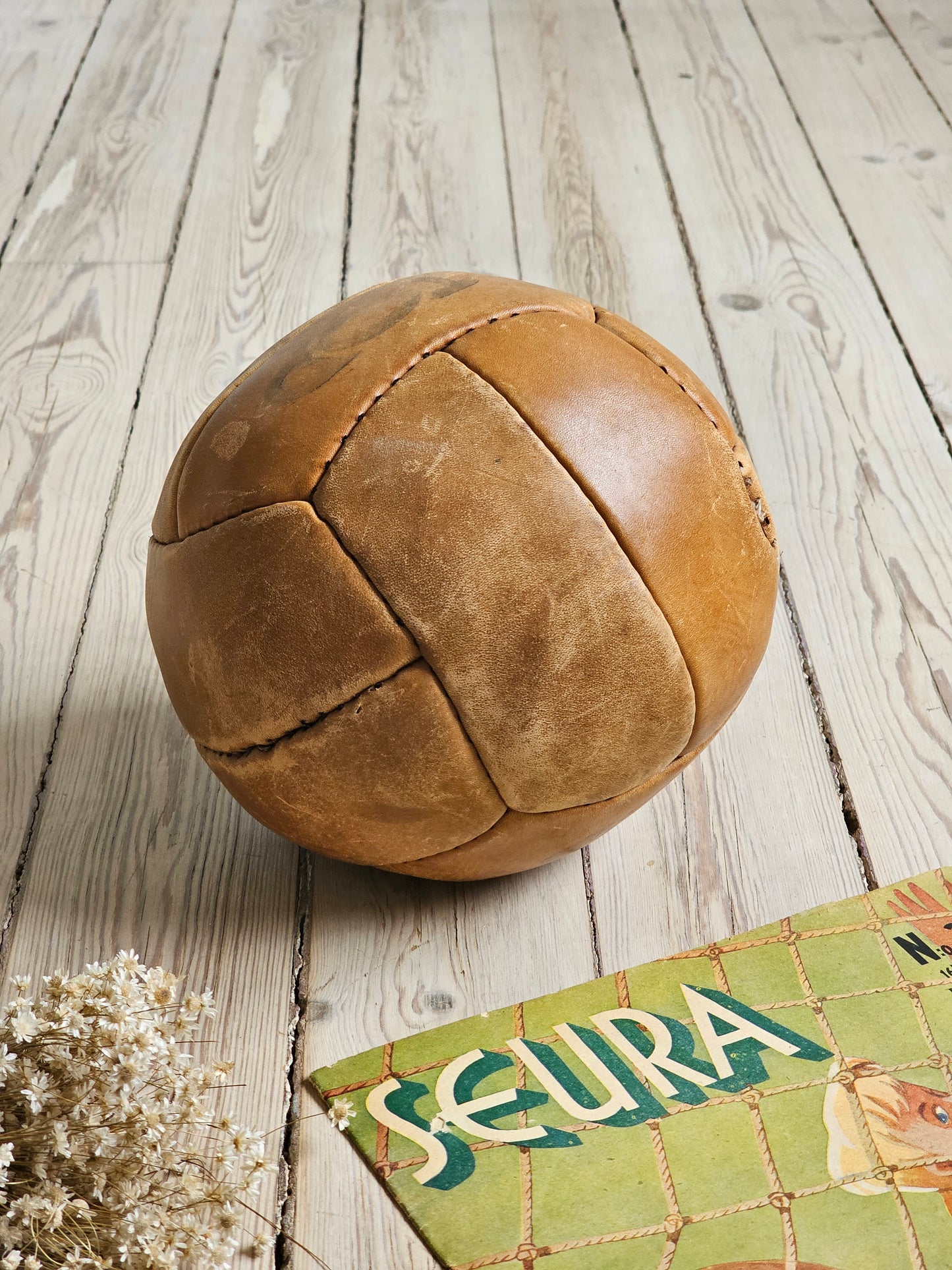 Seura-lehti ja nahkainen jalkapallo