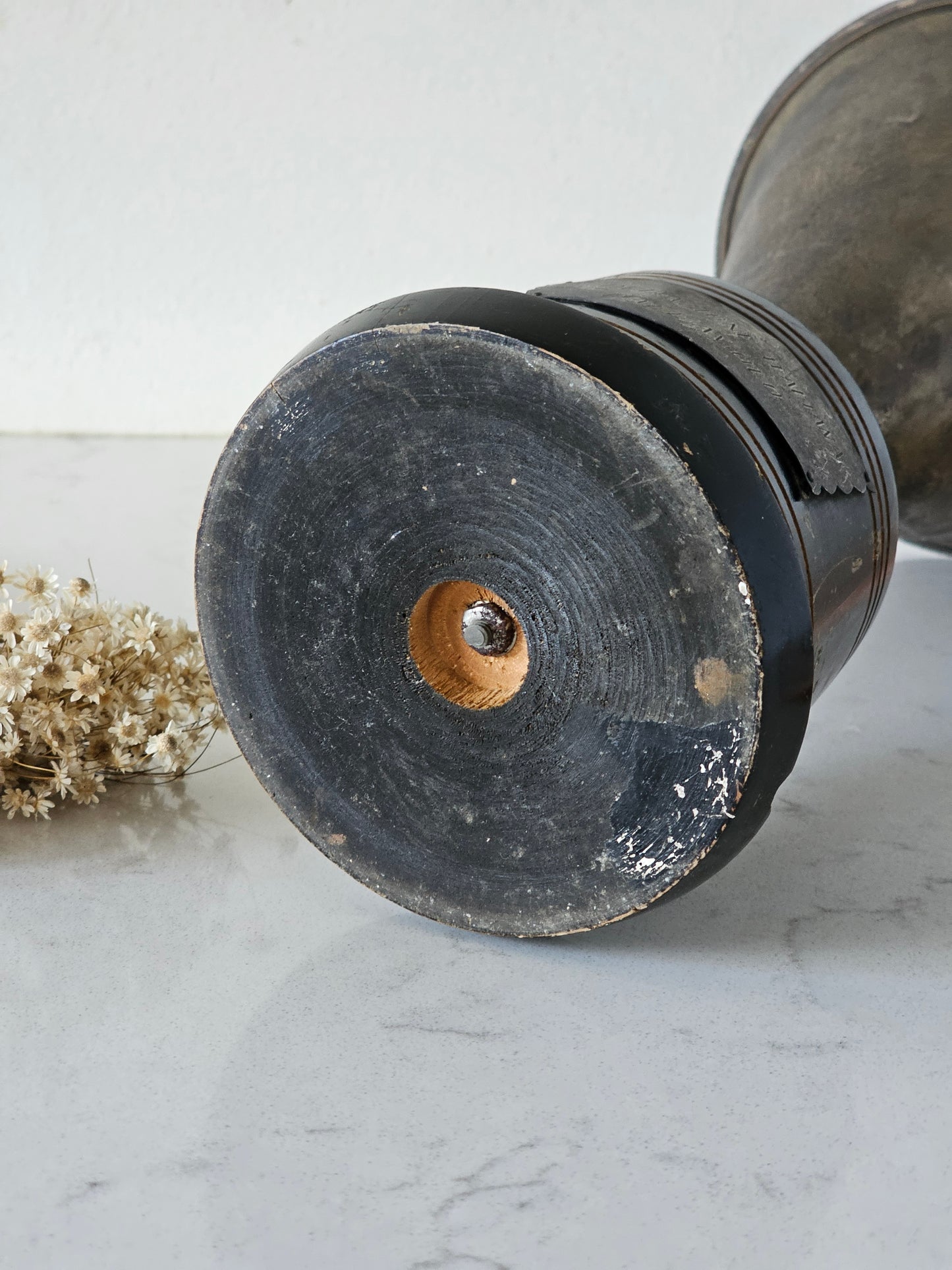 Upeasti patinoinut vanha lentopallopokaali