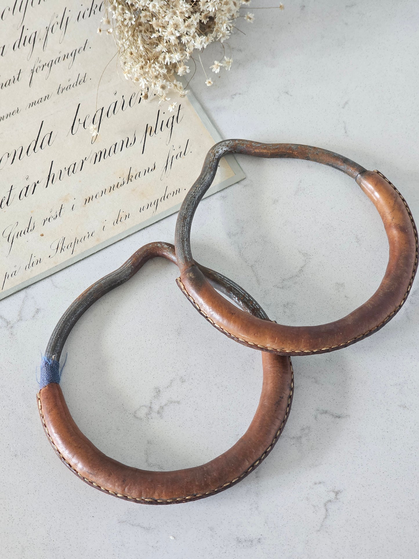 Vintage voimistelurenkaat, urheiluaiheinen second hand sisustus