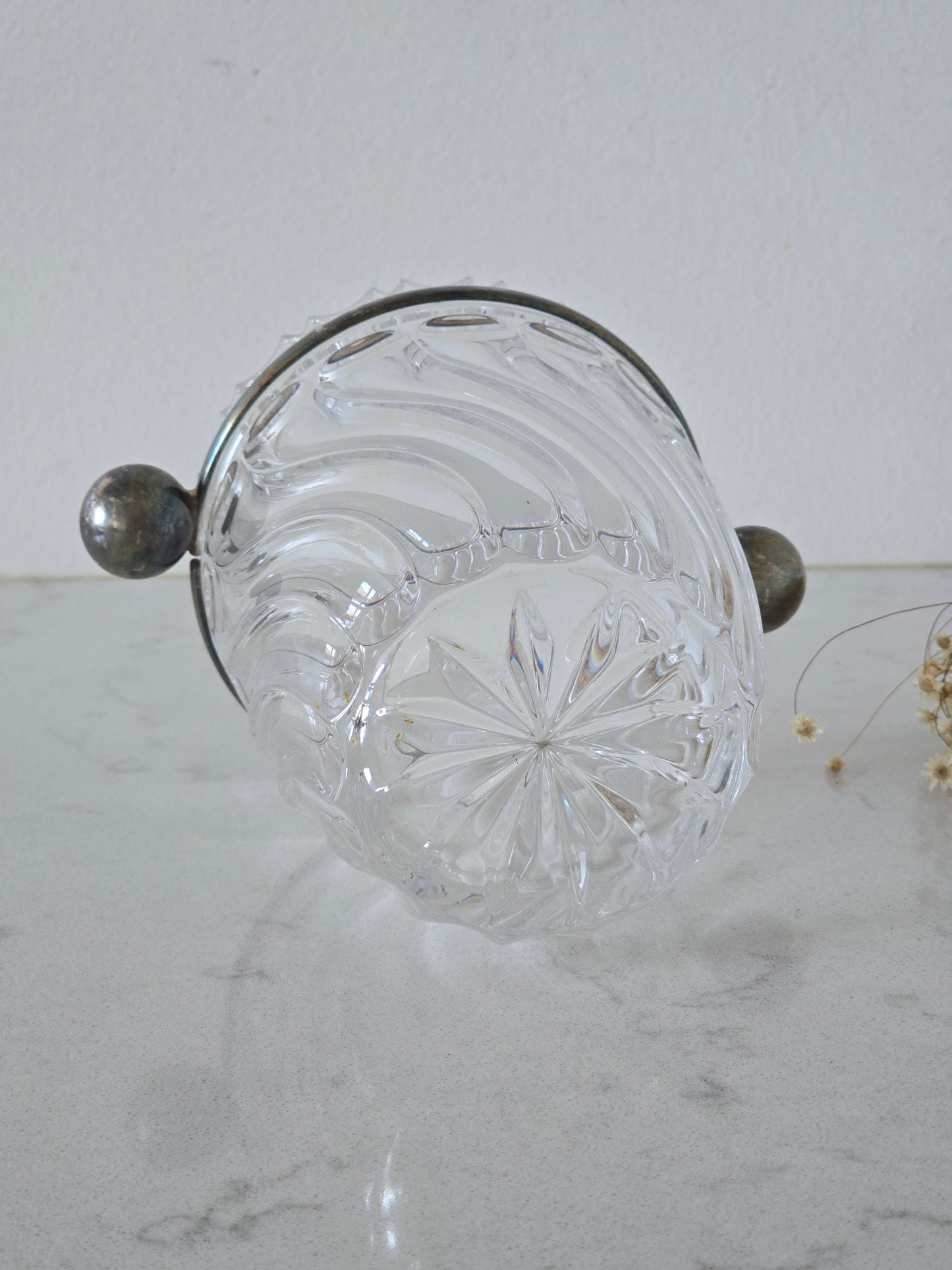 Vanha kristallinen vintage jääpala-astia