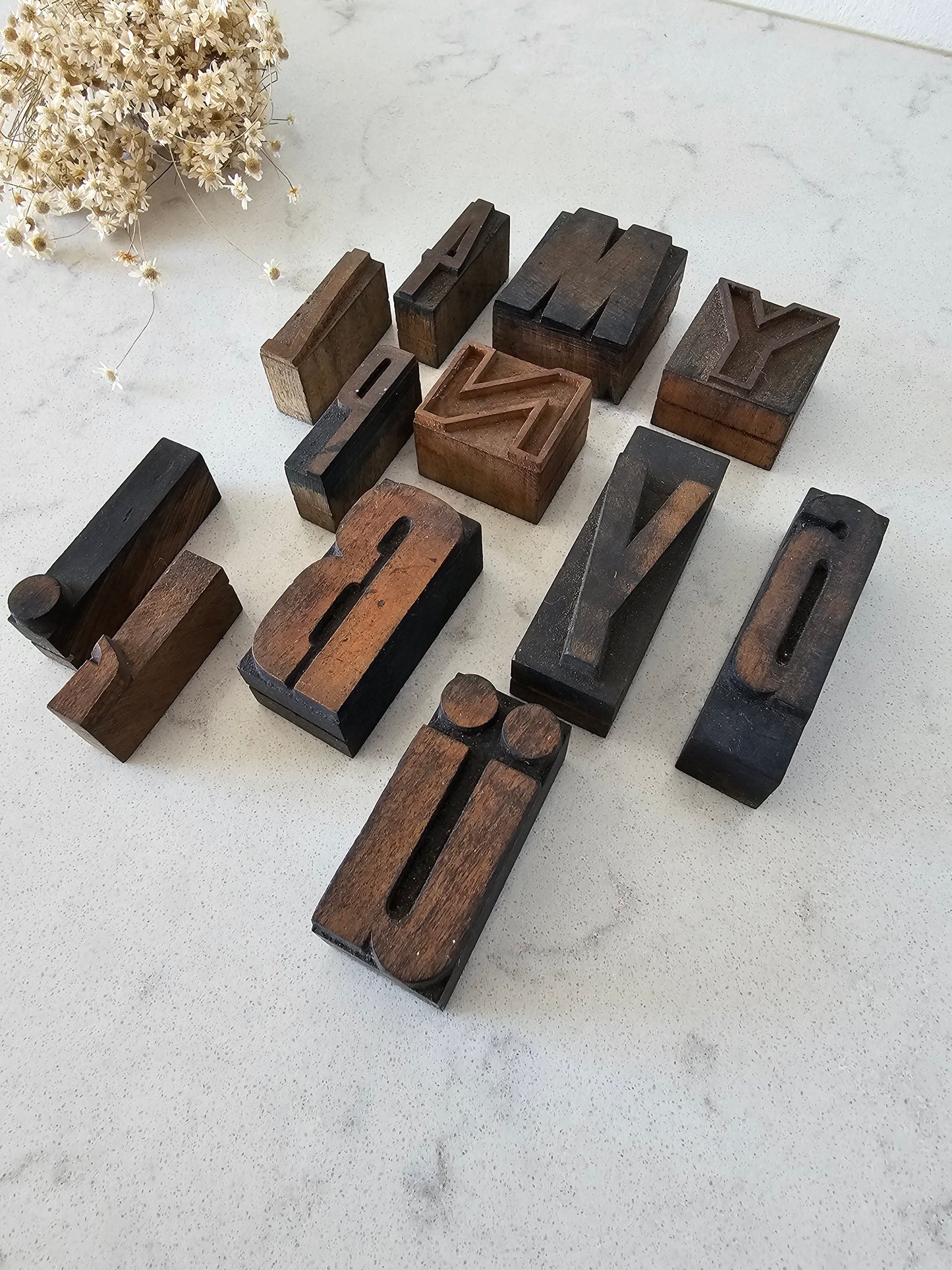 Setti puukirjakkeita