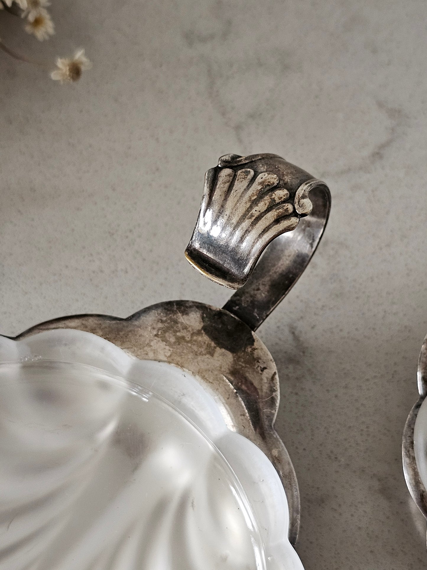 Simpukka-astiat lasilla