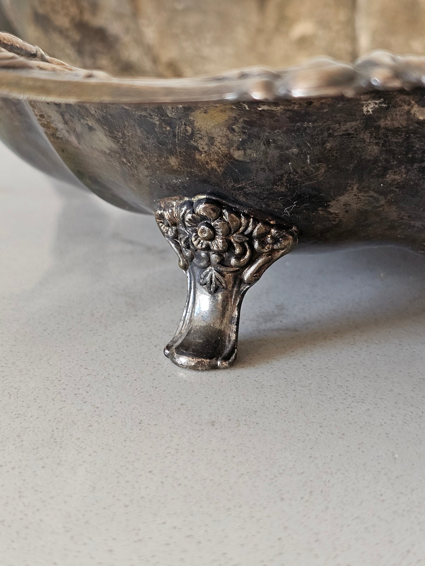 Metallinen tarjoiluastia