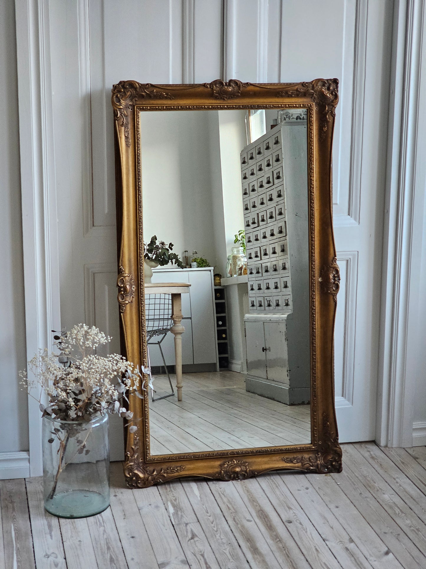 Antiikkia vanha kipsikoristeltu seinäpeili