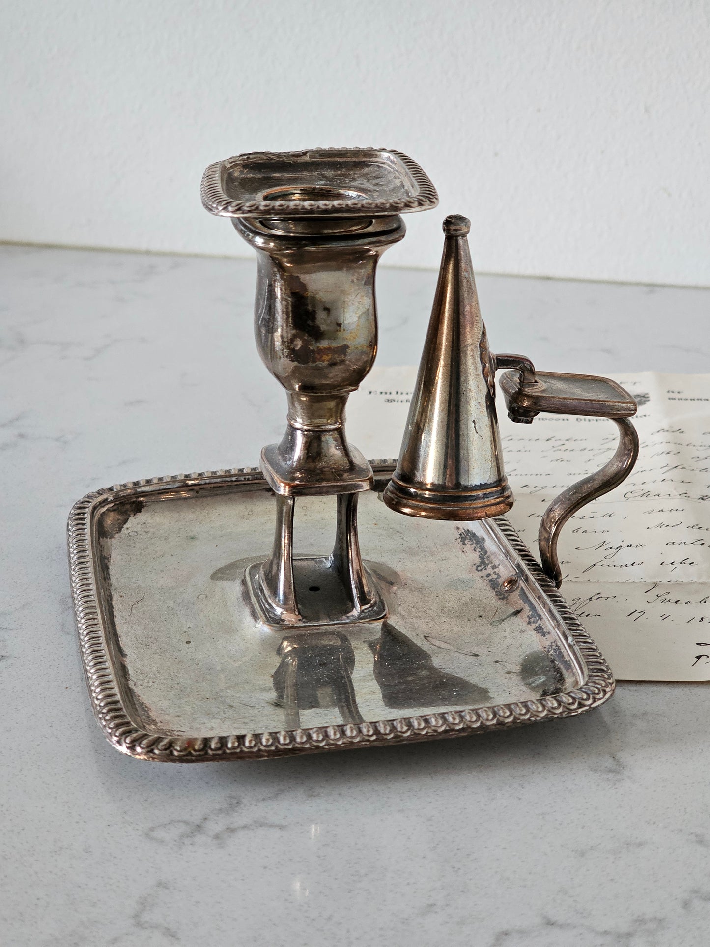 Yökynttilä ja sammutin