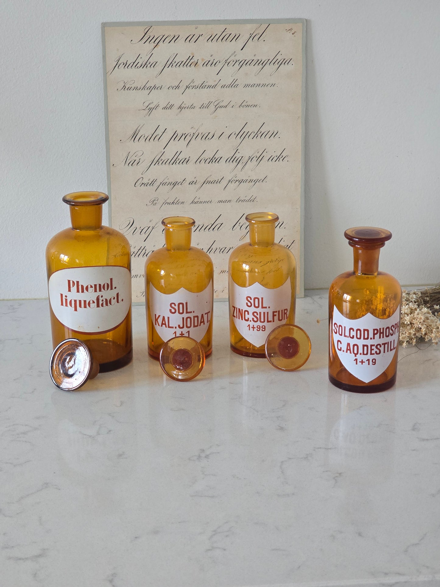 Vanhat lasiset vintage apteekkipullot sisustukseen