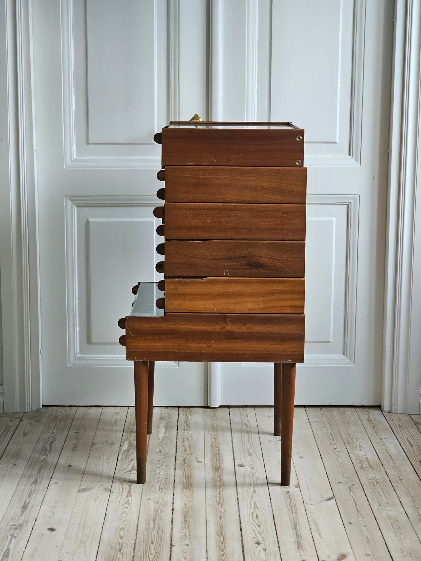 Vanha teak vintage huonekalu lankarullahylly Mölnlycke Sytråd, 1950-1960-luku