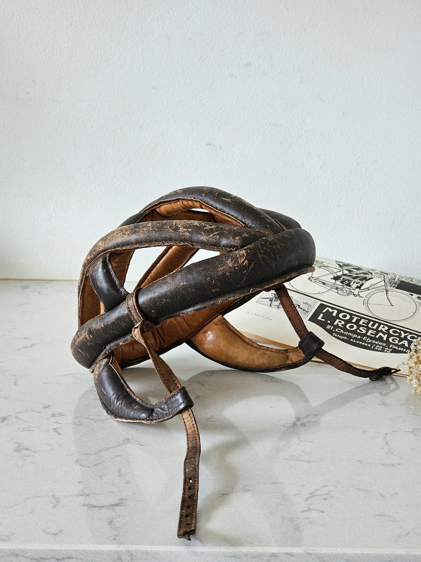 Vintage pyöräilykypärä 1900-luvun puolivälistä, urheiluaiheinen sisustus