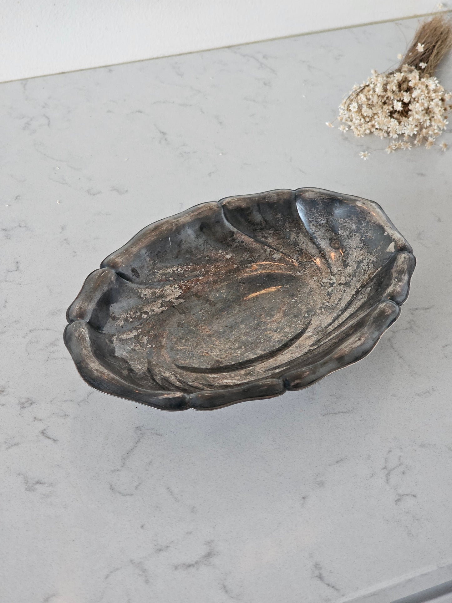 Jalallinen tarjoiluastia