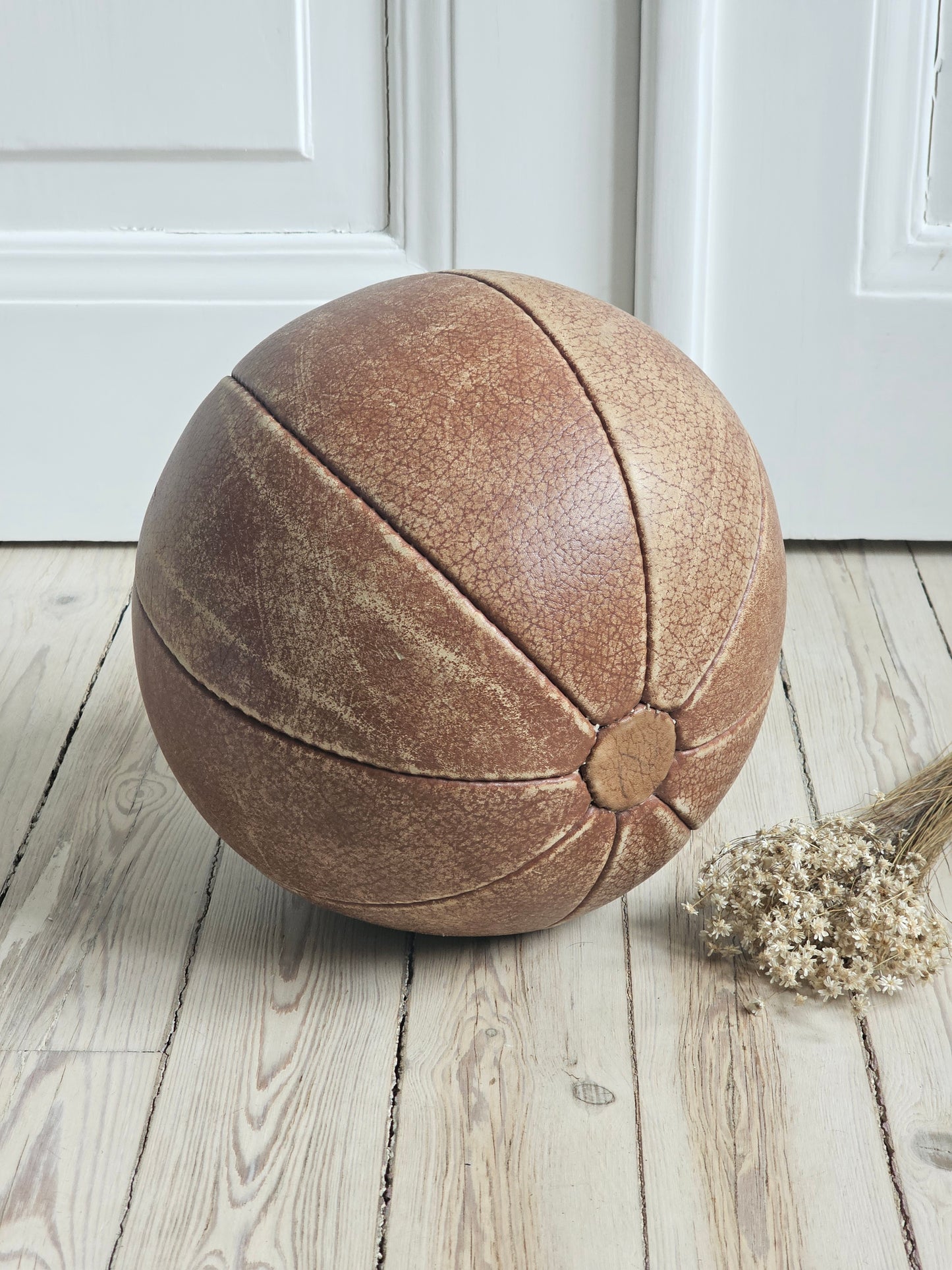 Vaalea vintage-kuntopallo