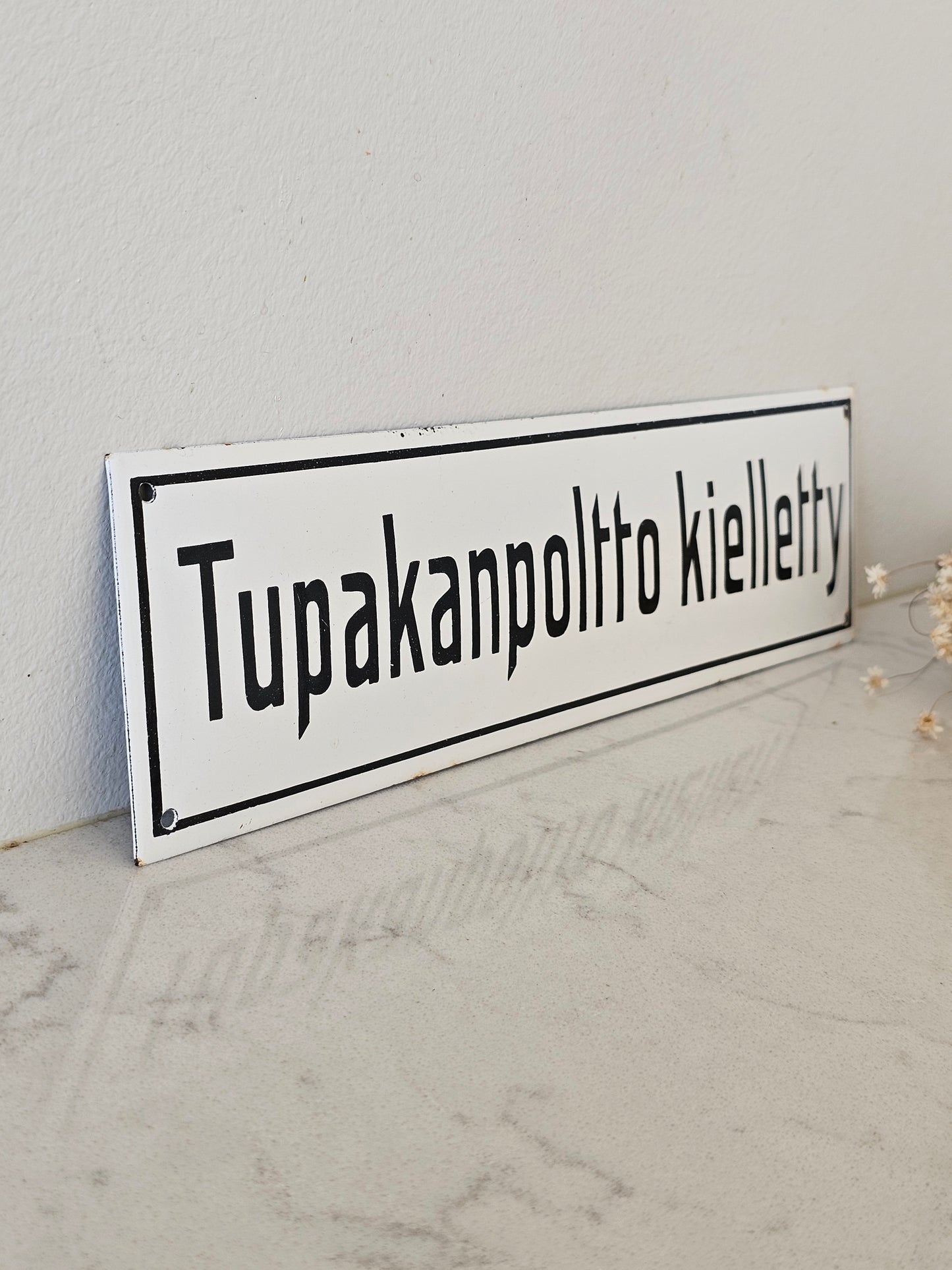 Vanha emalikyltti, tupakanpoltto kielletty
