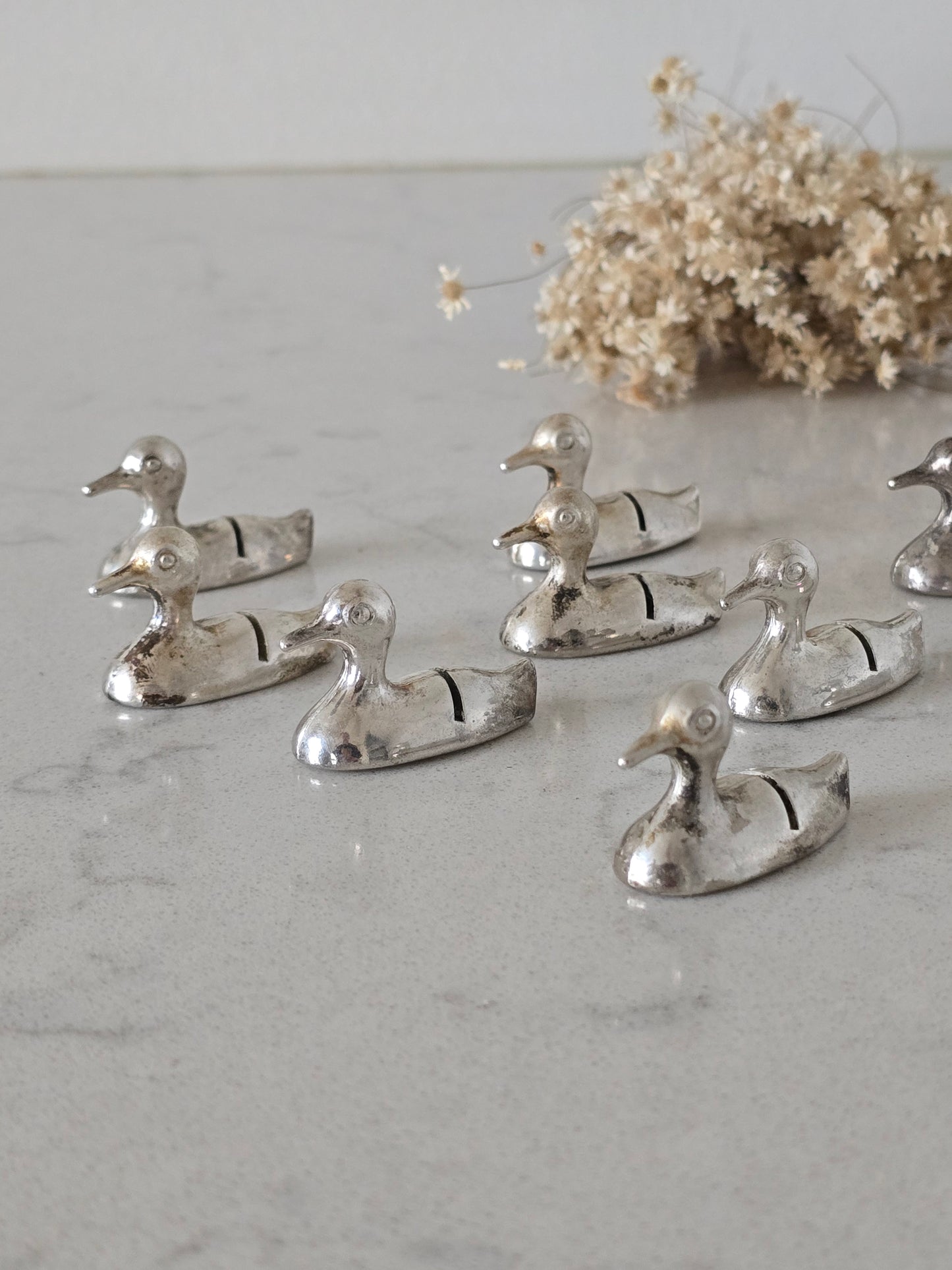 Vintage ankka-korttipidikkeet sopivat pöytään nimikyltille tai tarjoiluastioiden viereen