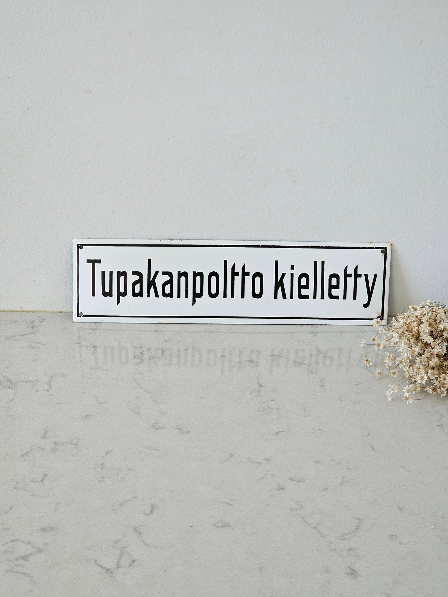 Vanha emalikyltti, tupakanpoltto kielletty