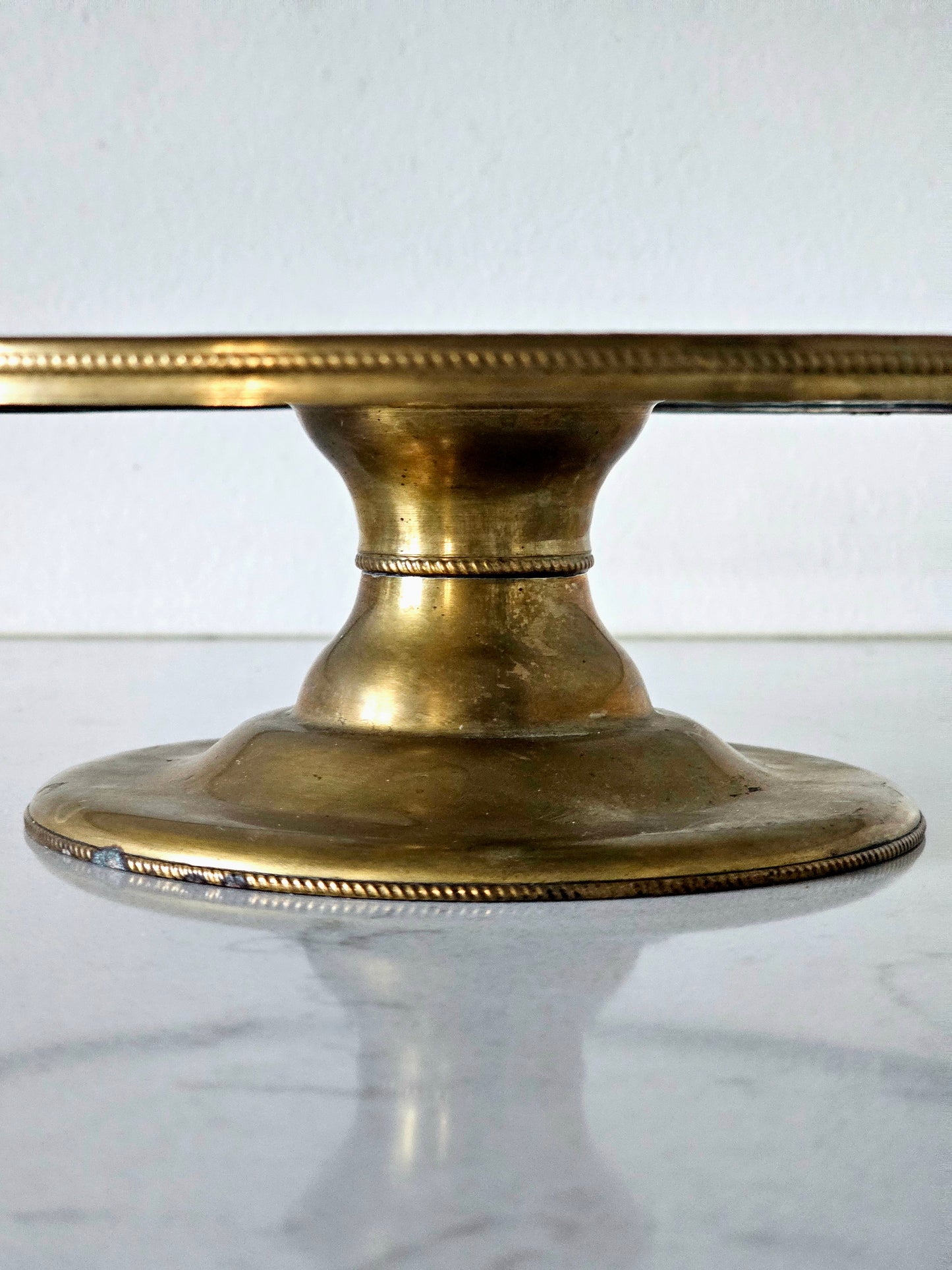 Messinginvärinen kakkuvati, 1950-luku