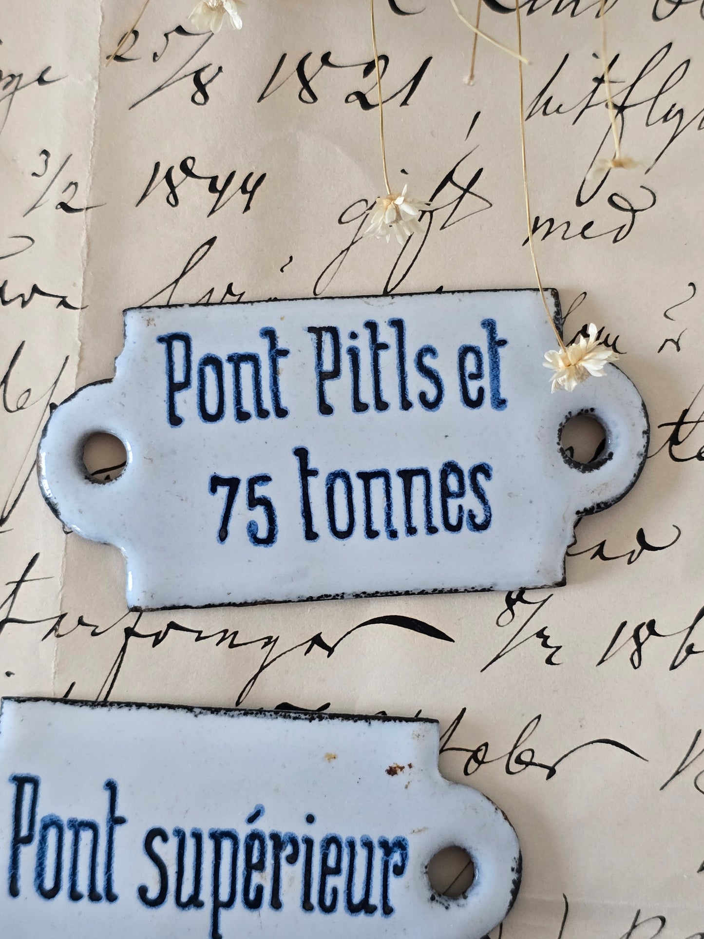 vanhoja ranskankielisiä emalikylttejä