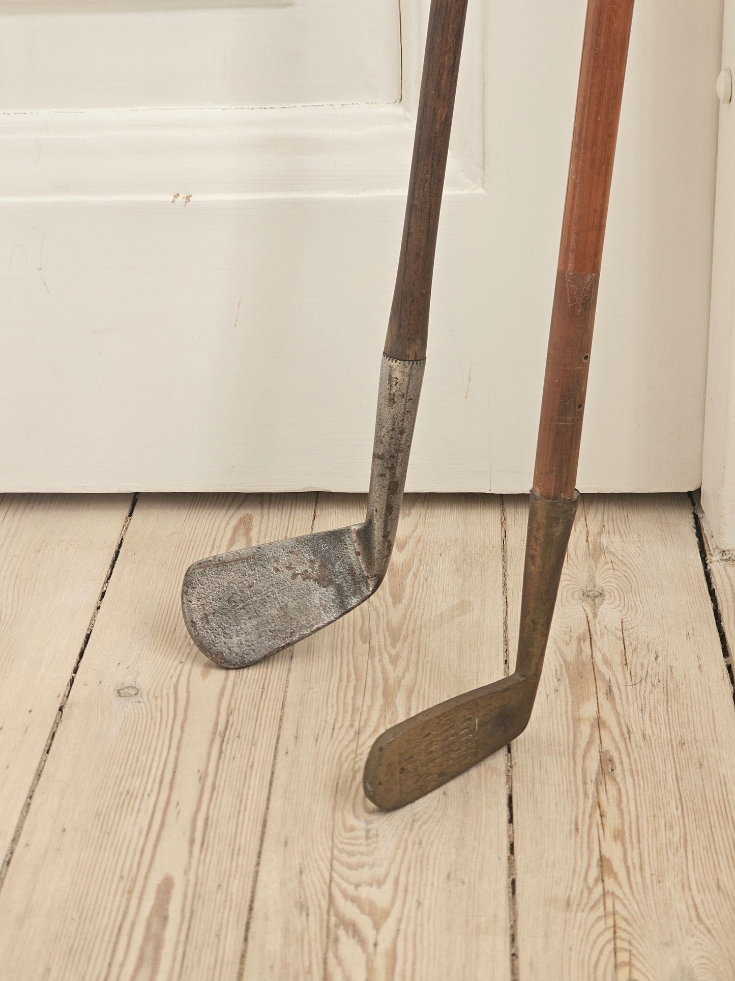 Golfbägi ja 2 mailaa