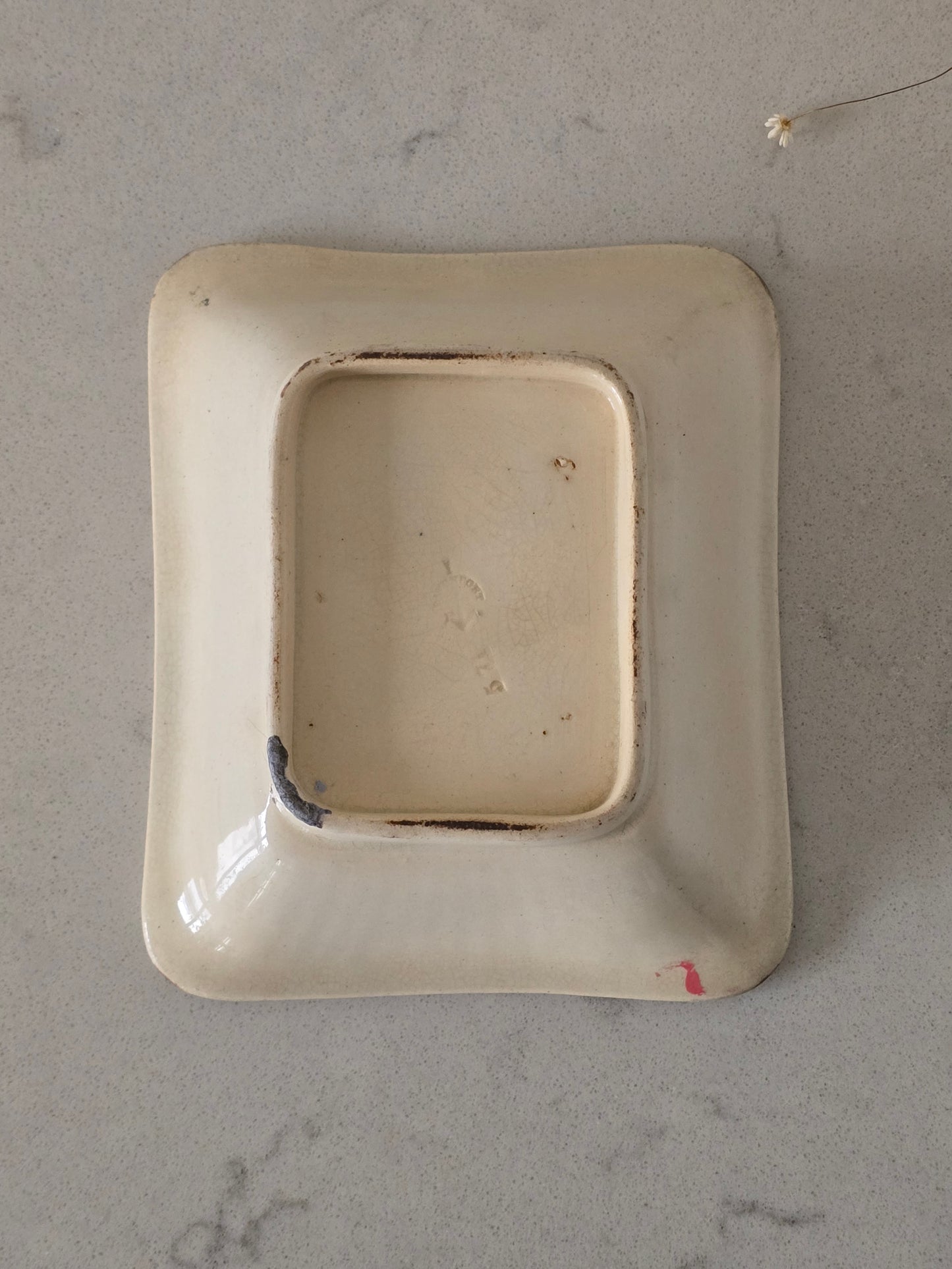 Kermanvalkoinen keraaminen vintage astia