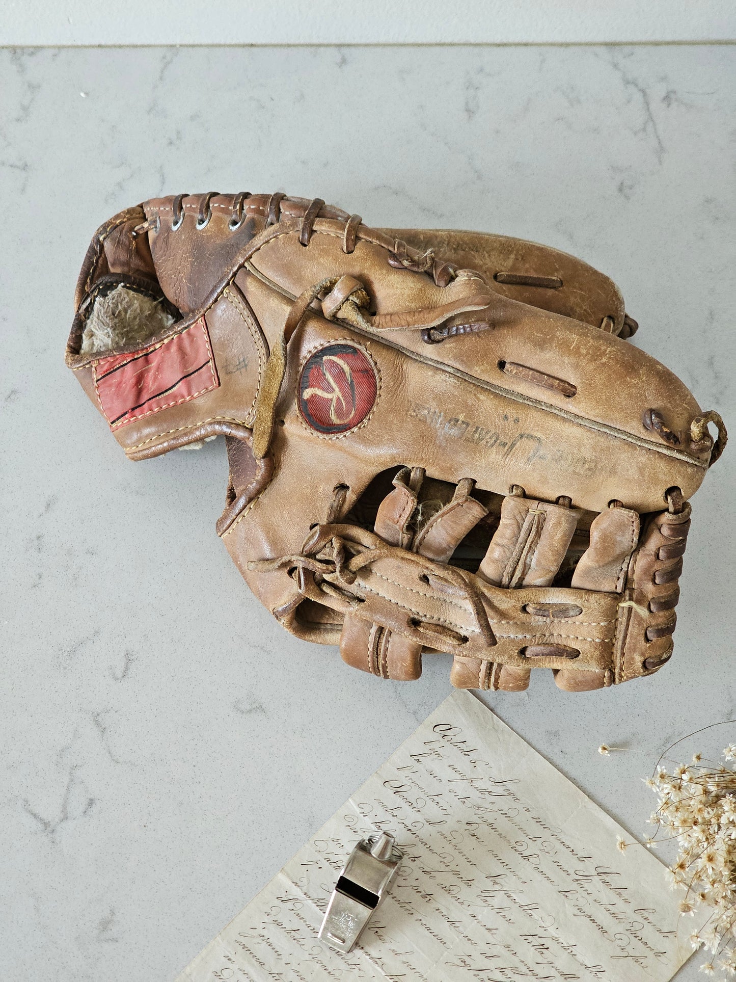 Vintage baseball-räpylä ja -pallo