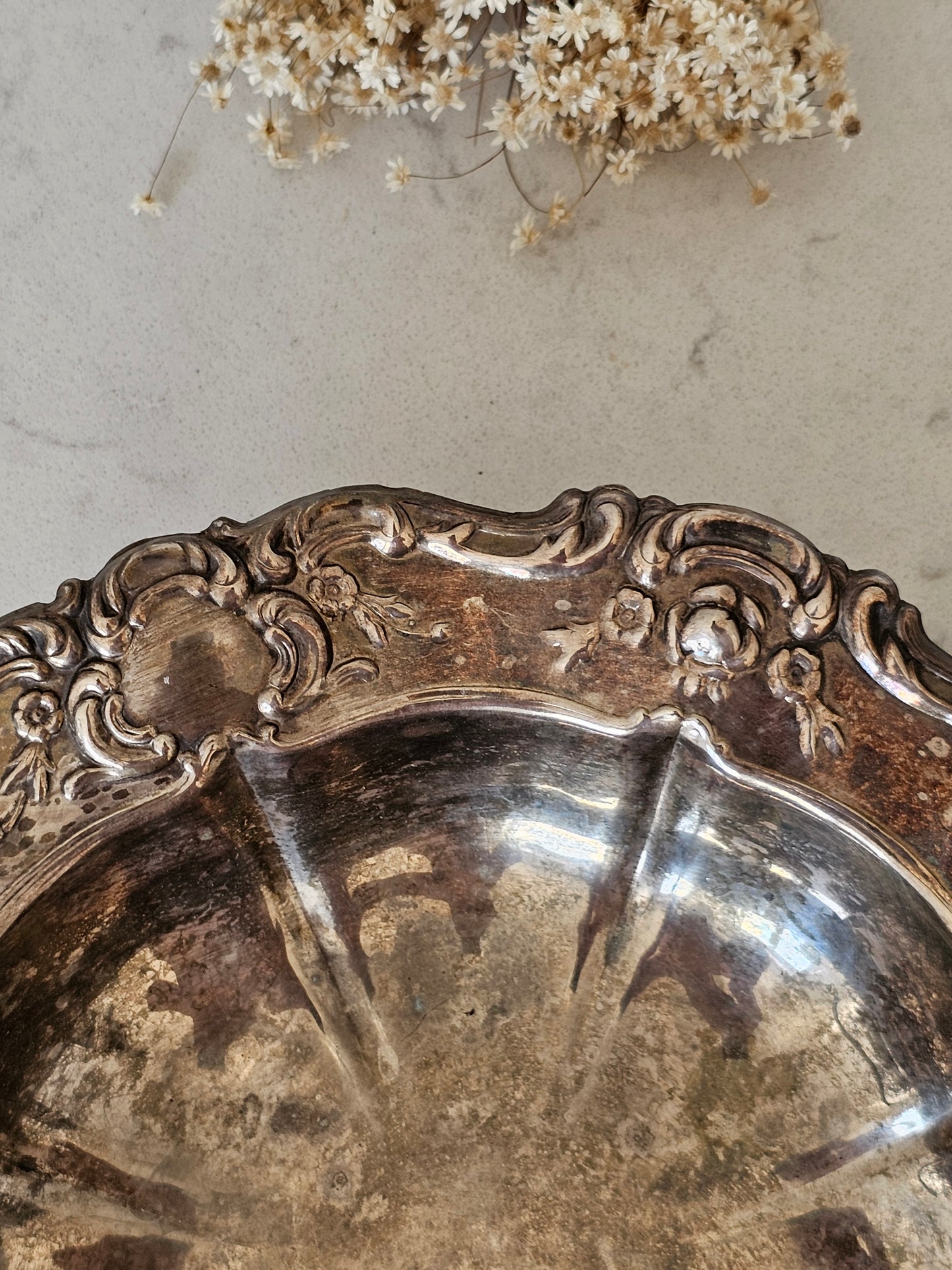 Metallinen tarjoiluastia