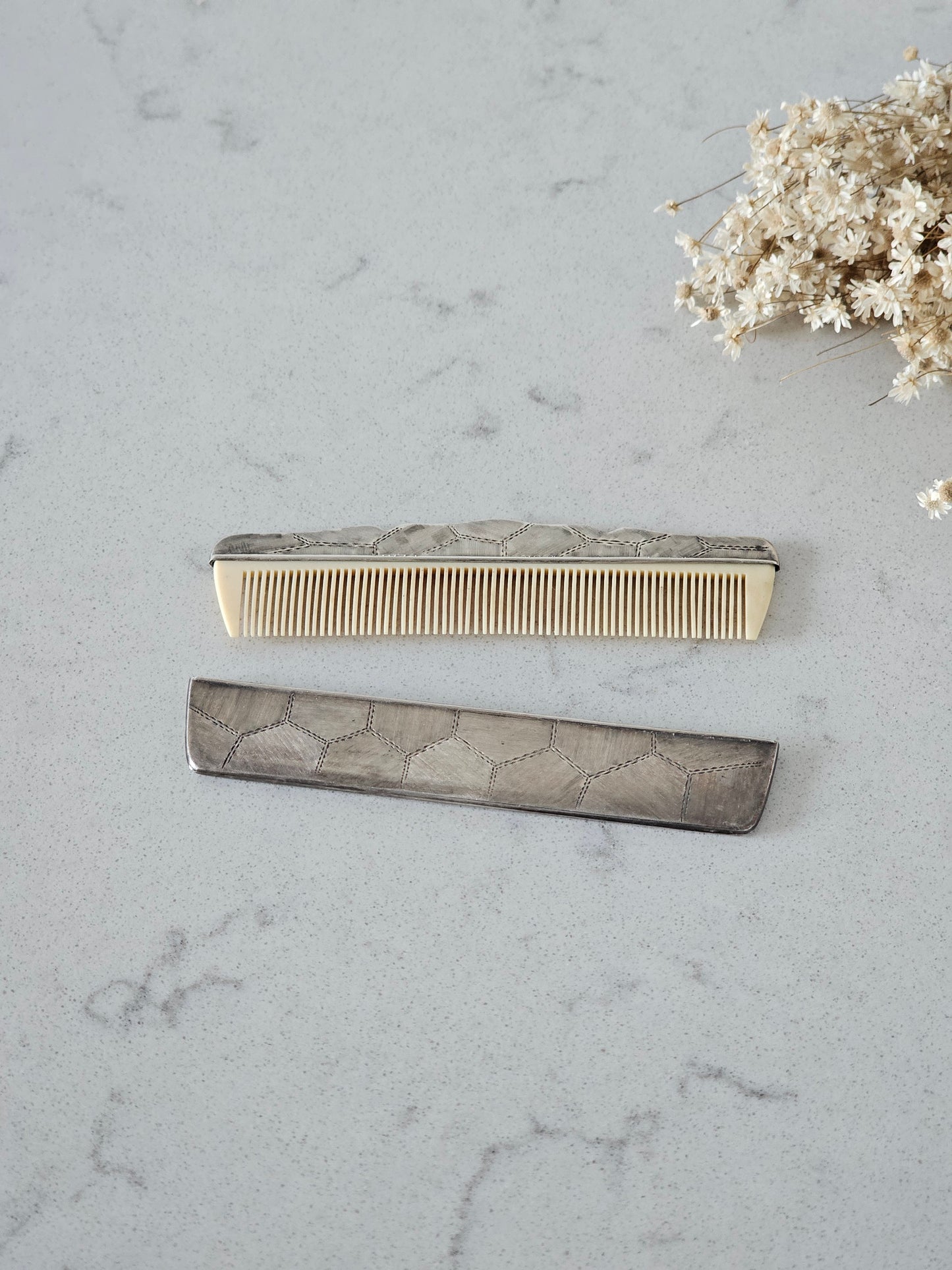 Vanha kampa suojakotelolla