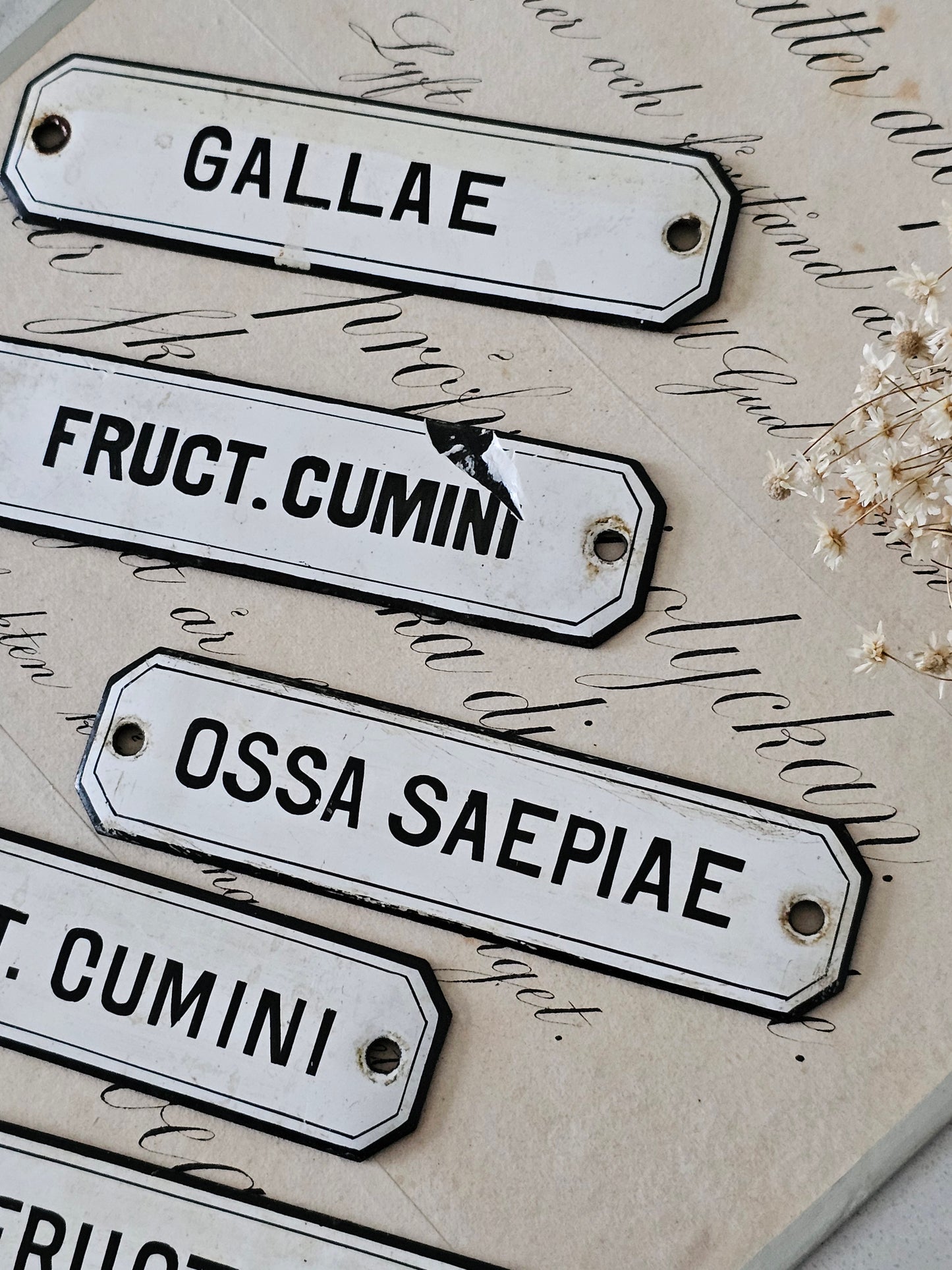 Vanhat emaliset kyltit Vintagetallista