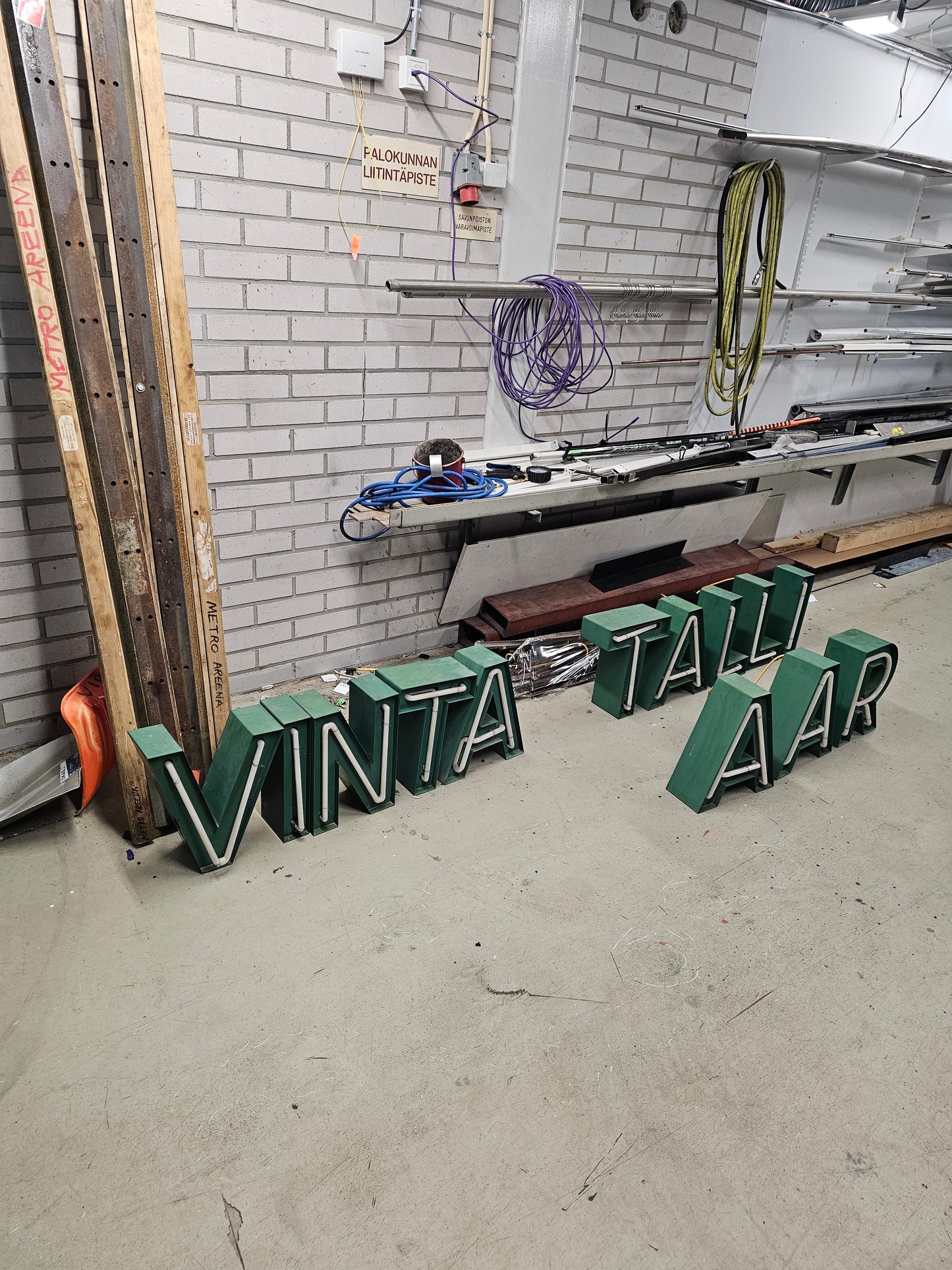 Kyläkaupan neon-valokirjaimia