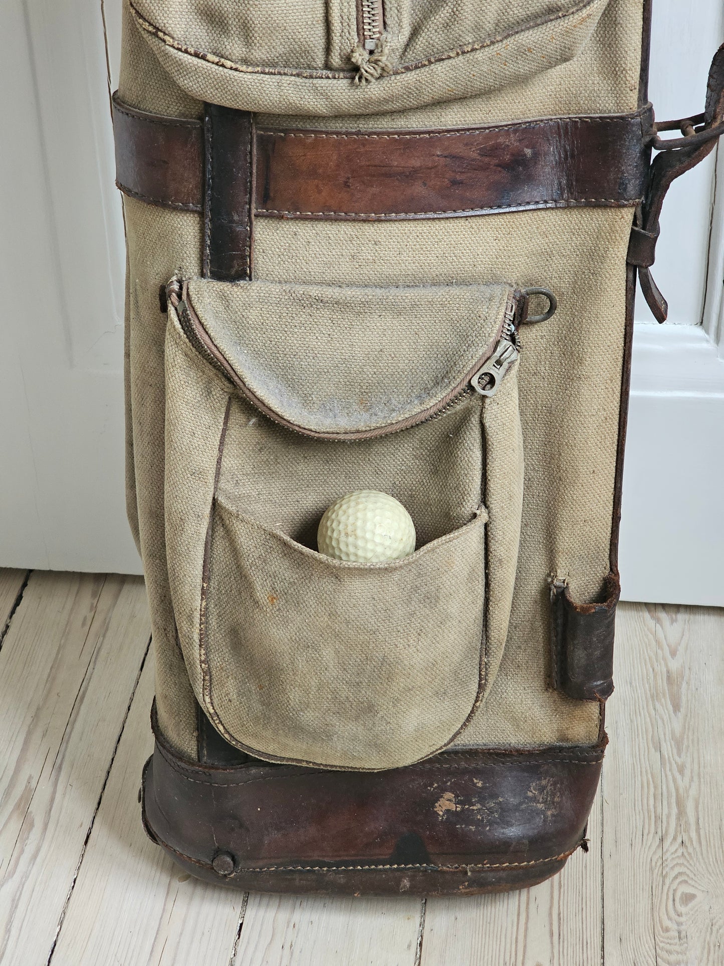Antiikkinen golfbägi ja mailat