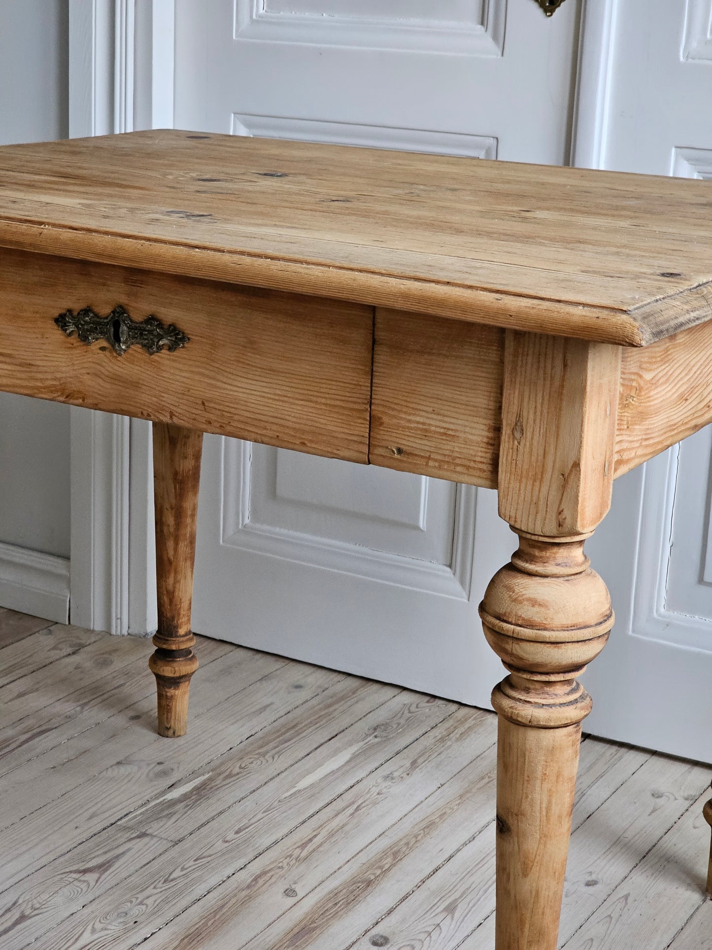 Antiikkinen ruokapöytä sorvatuilla jaloilla