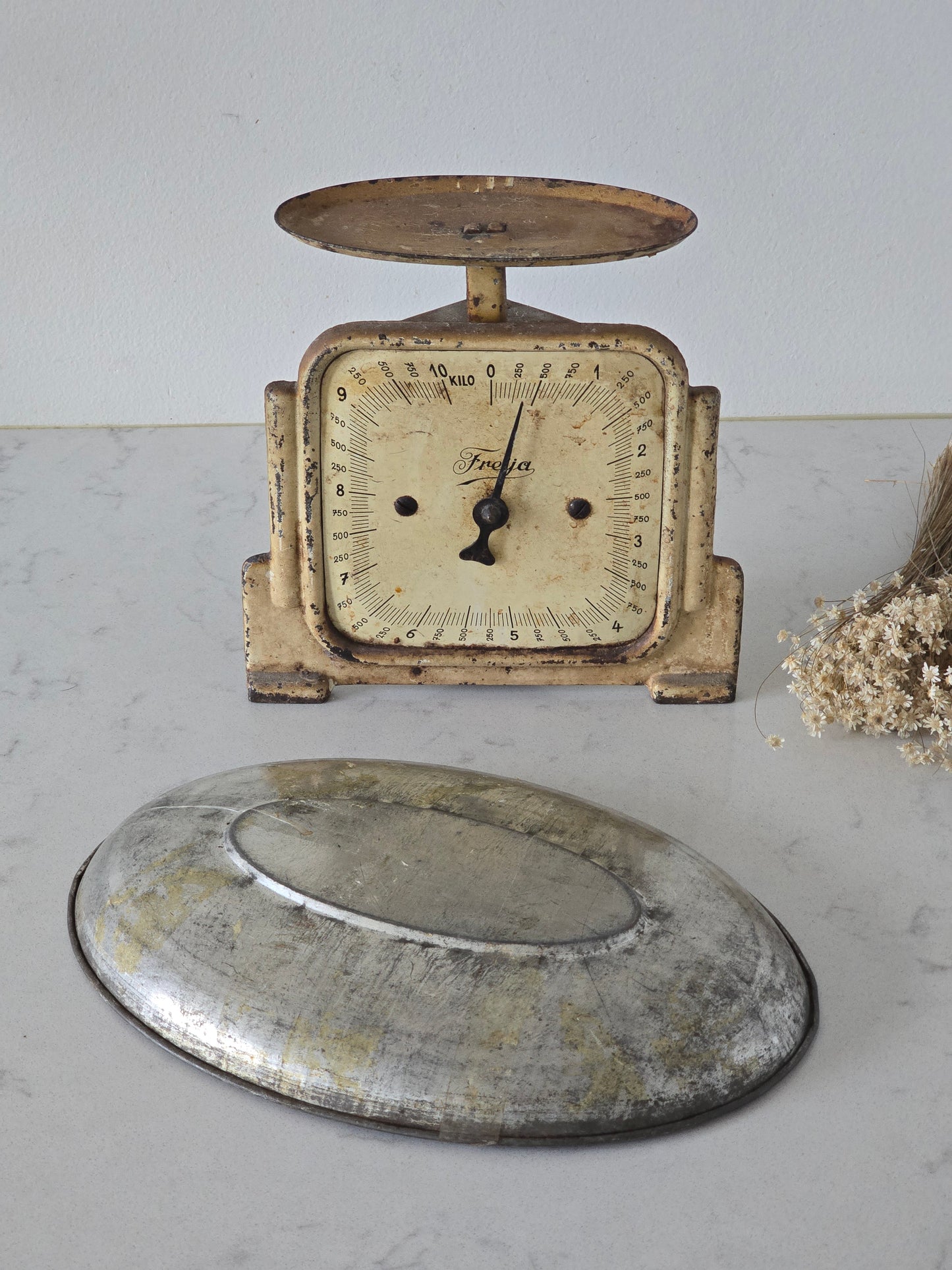 Vanha kermansävyinen antiikkinen keittiövaaka