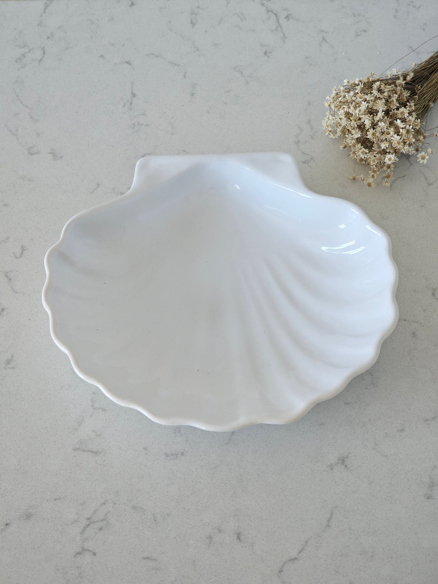 Suuri keraaminen simpukkakulho