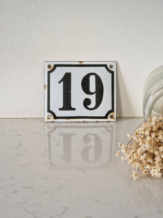 vanha emalinen talonnumero 19