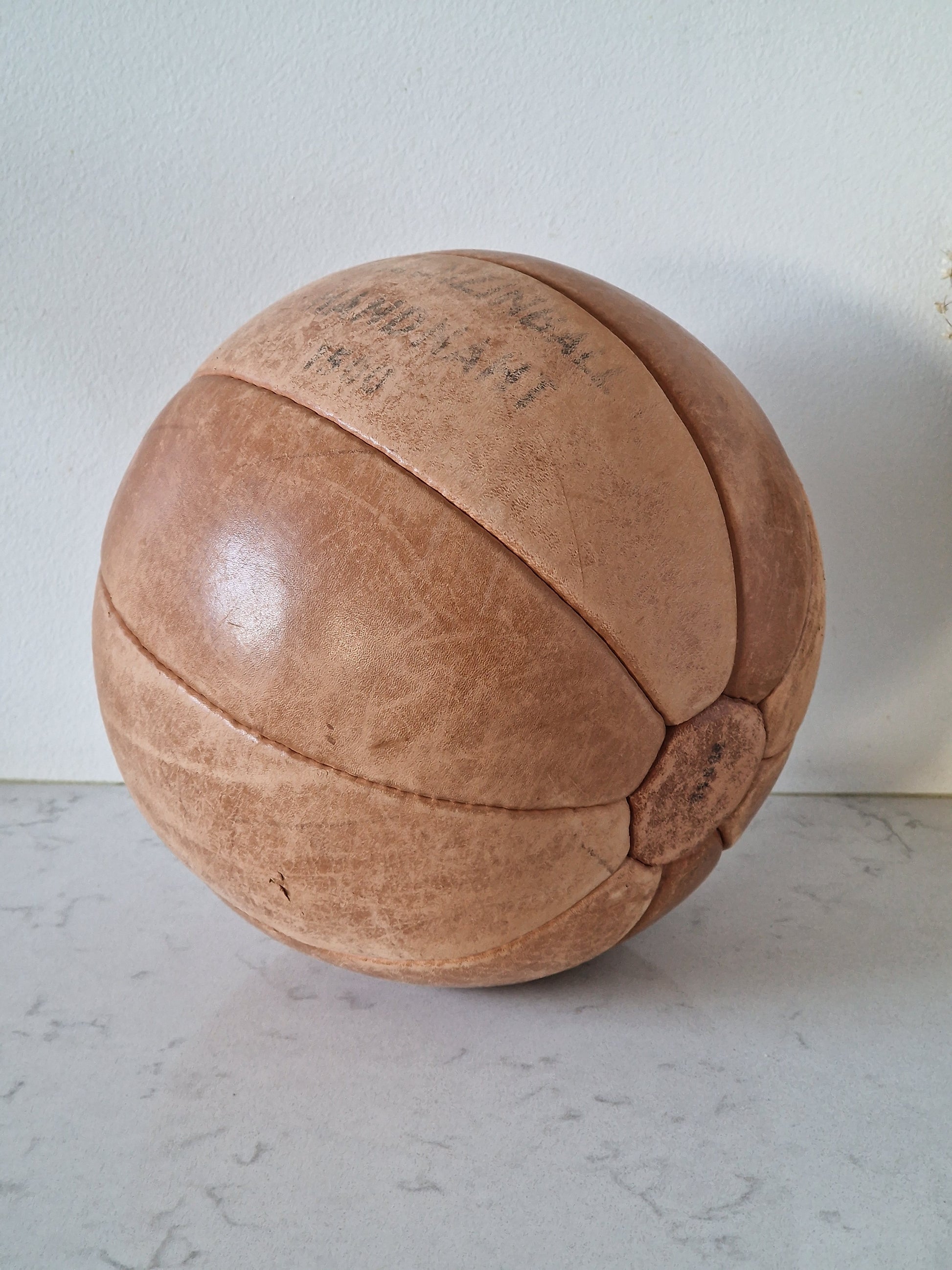 Vanha nahkainen jumppapallo
