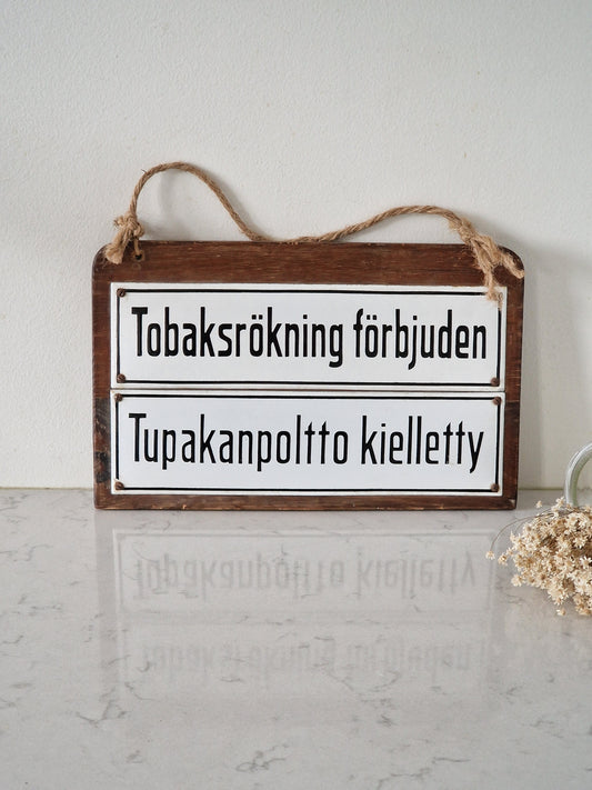 Tupakan poltto kielletty -emalikyltti