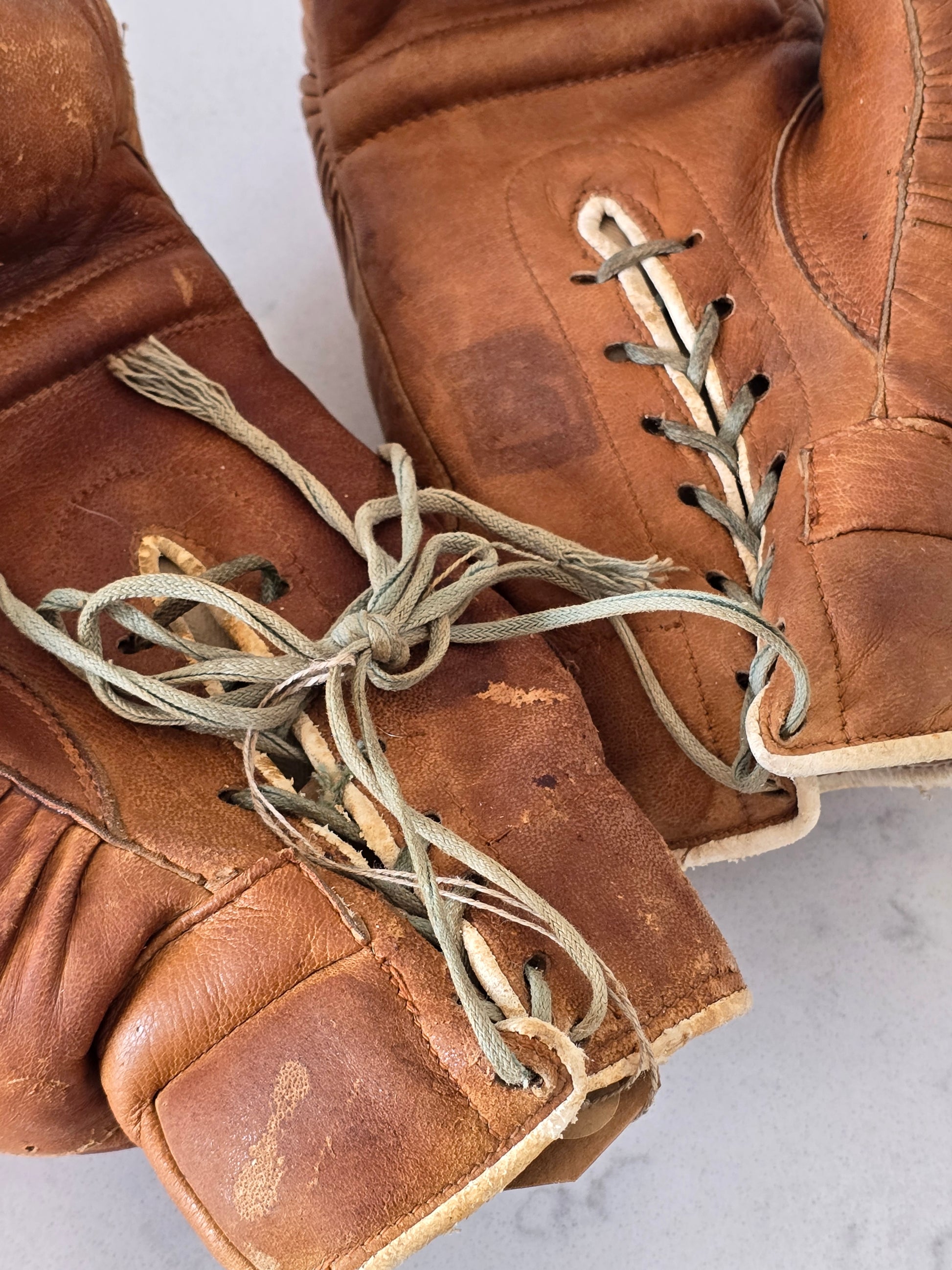 Vintage nyrkkeilyhanskat, Vintagesisustus Helsinki