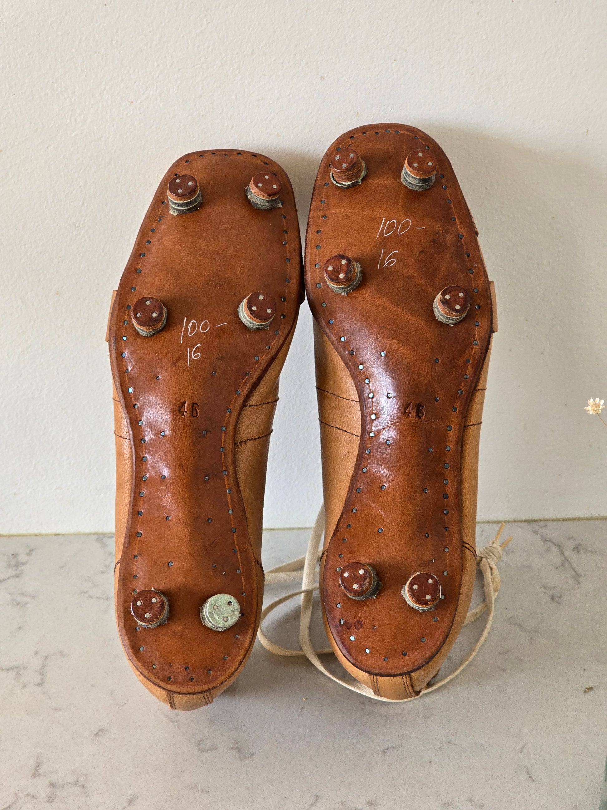 Vintage nappulakengät, urheiluaiheinen vintagesisustus Helsinki