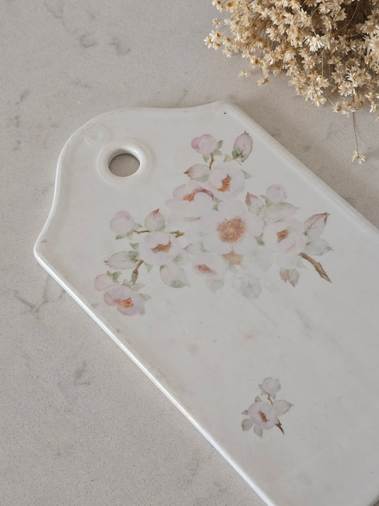 Leikkuulauta kukkakoristeilla