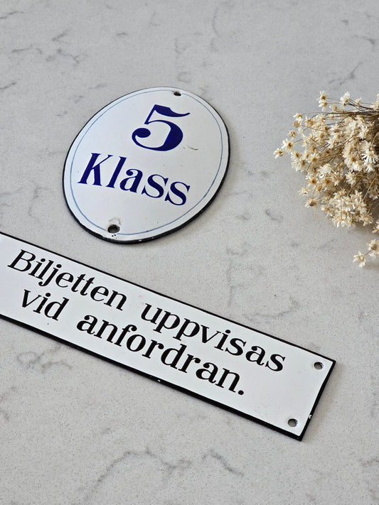 Vanhoja junanvaunun emalikylttejä, liiketilan tai kodin vintagesisustus